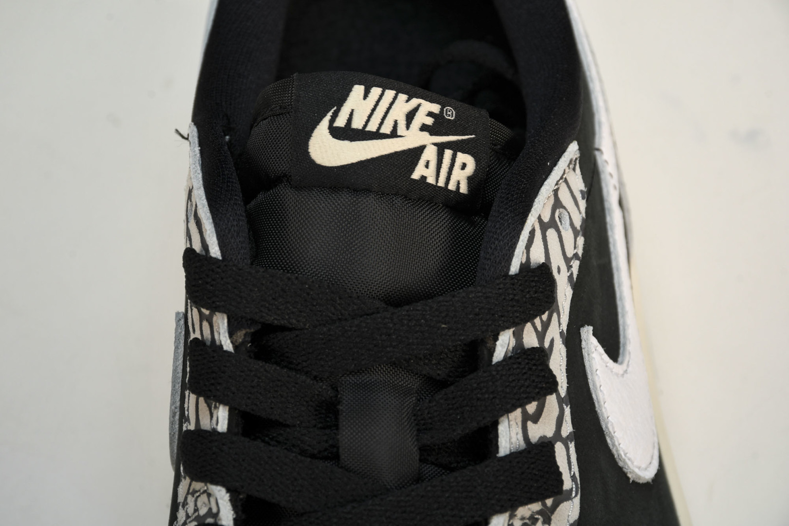 AJ Low爆裂纹 尺码40-47.5

纯原版出品-Air Jordan 1 Retro Low OG