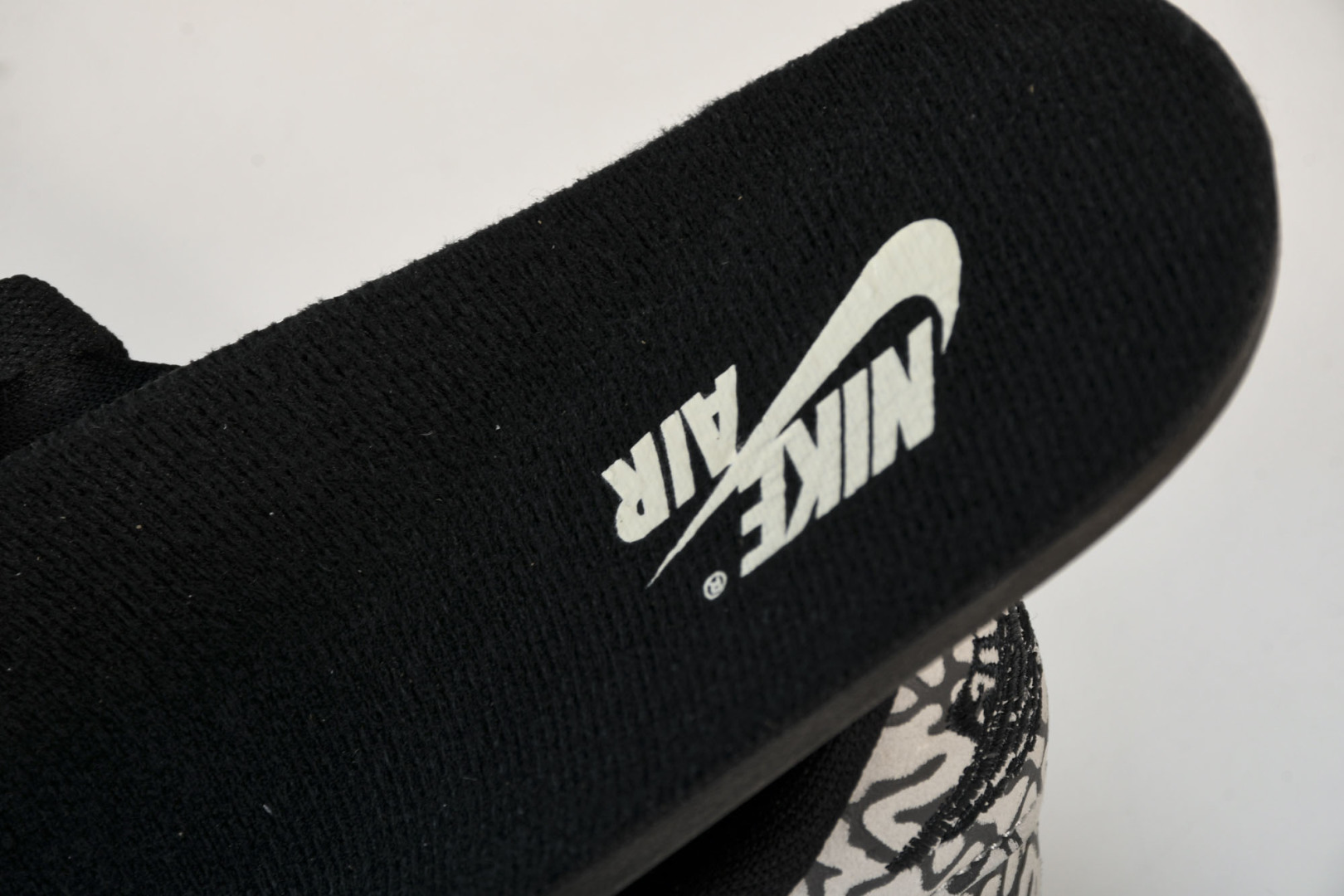 AJ Low爆裂纹 尺码40-47.5

纯原版出品-Air Jordan 1 Retro Low OG