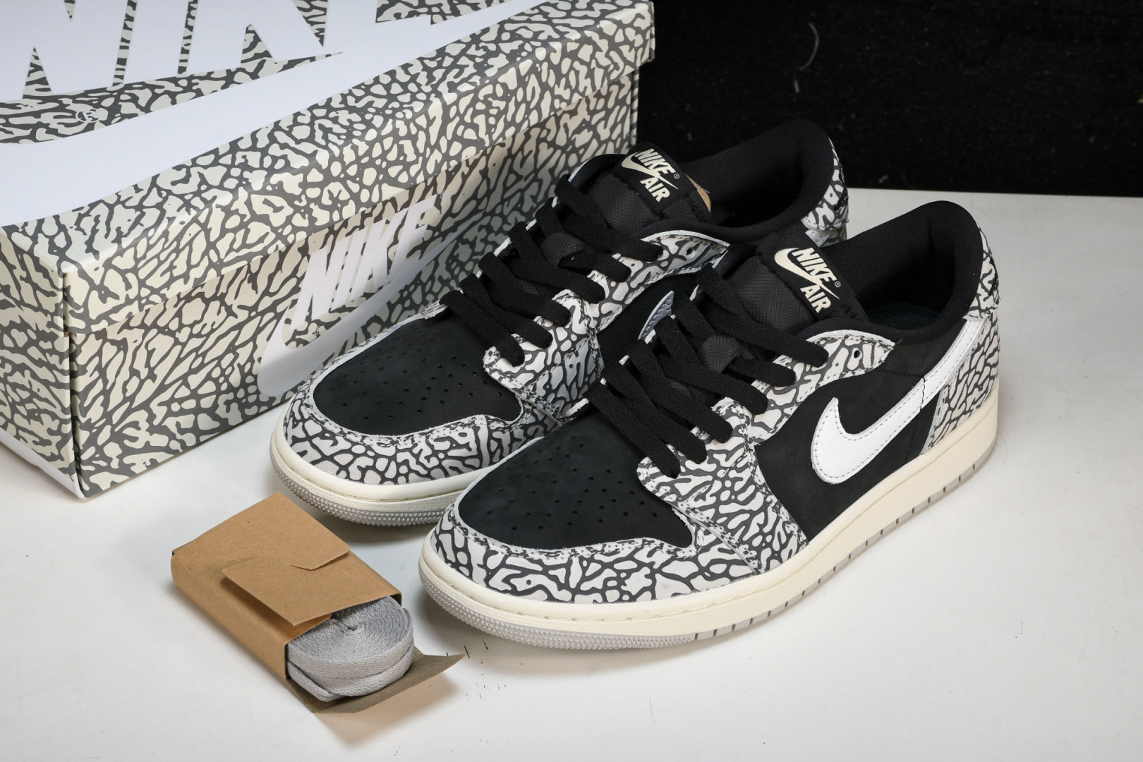 AJ Low爆裂纹 尺码40-47.5

纯原版出品-Air Jordan 1 Retro Low OG