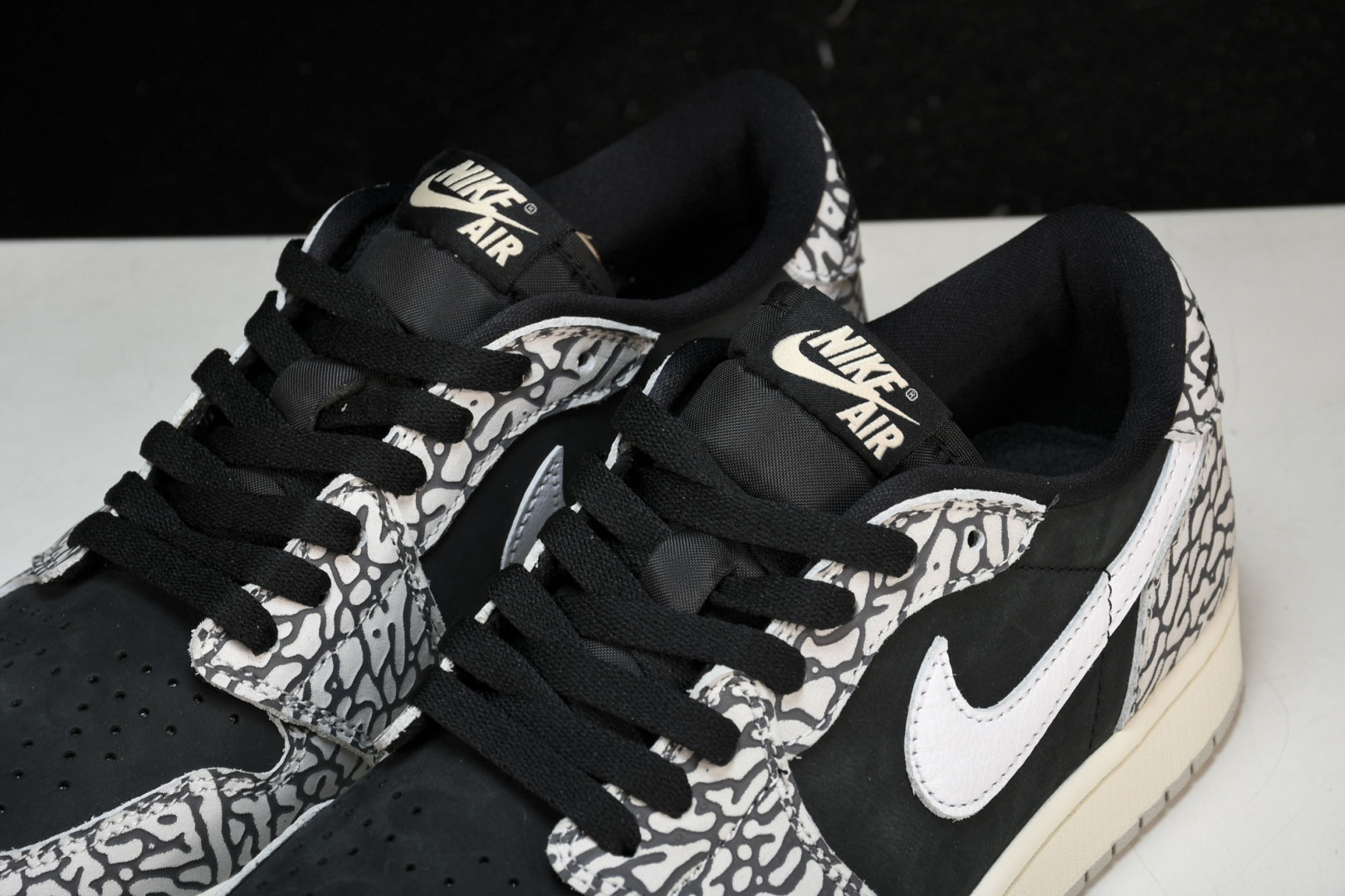 AJ Low爆裂纹 尺码40-47.5

纯原版出品-Air Jordan 1 Retro Low OG