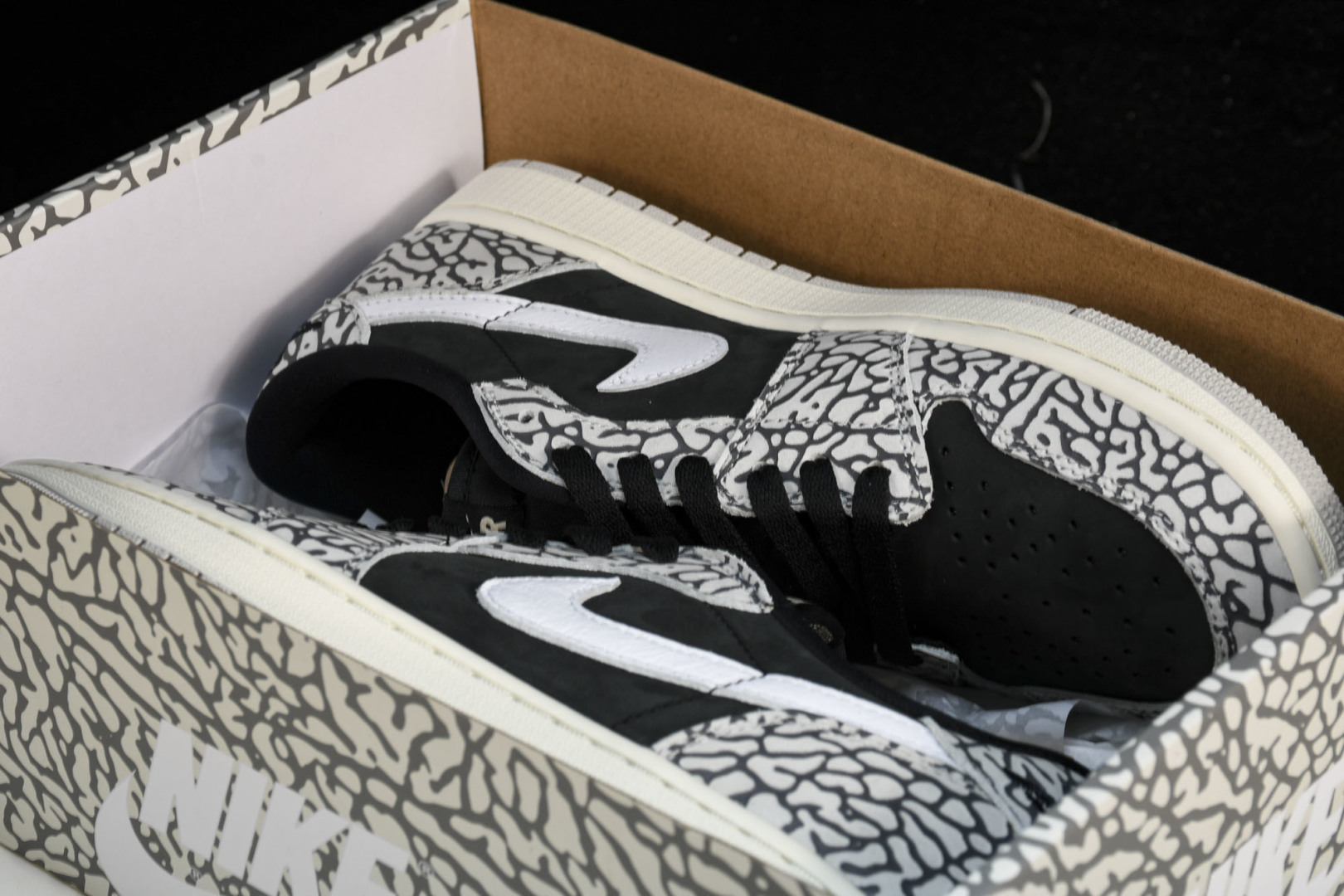 AJ Low爆裂纹 尺码40-47.5

纯原版出品-Air Jordan 1 Retro Low OG