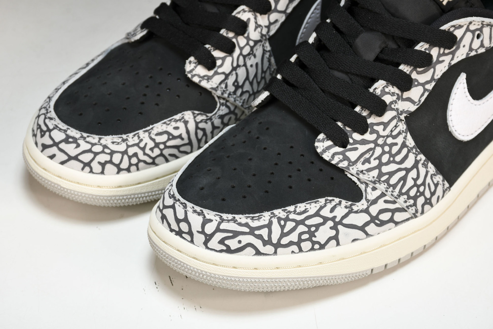 AJ Low爆裂纹 尺码40-47.5

纯原版出品-Air Jordan 1 Retro Low OG