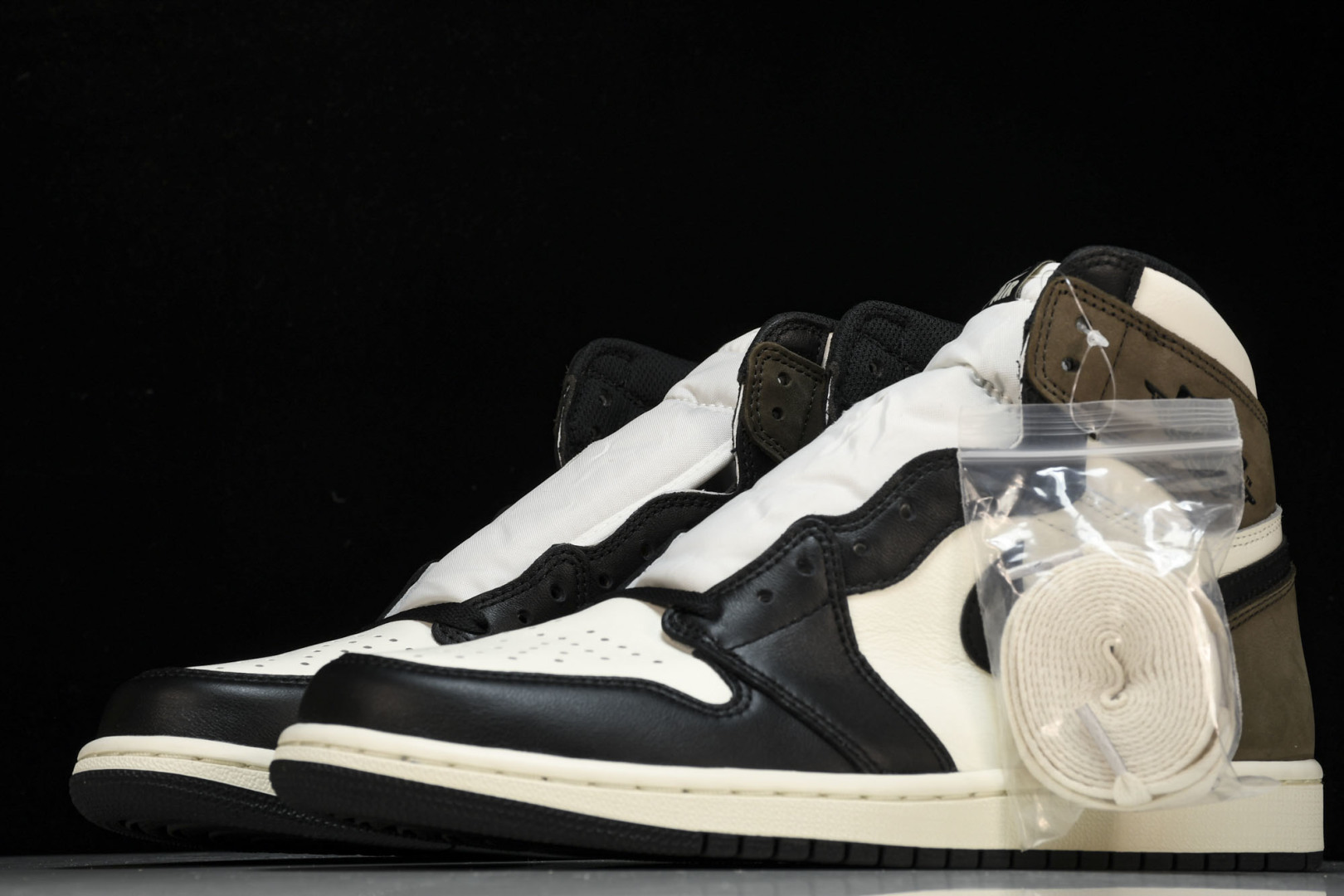 AJ1黑摩卡 尺码36-47.5

纯原出品-Air Jordan 1 Retro High OG‘Da