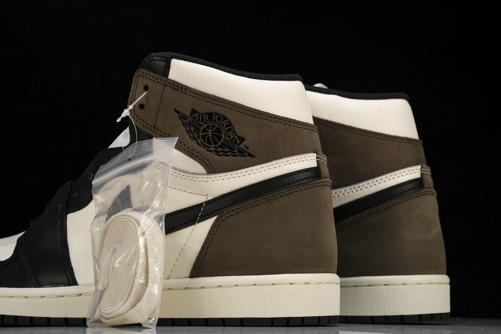 AJ1黑摩卡 尺码36-47.5

纯原出品-Air Jordan 1 Retro High OG‘Da