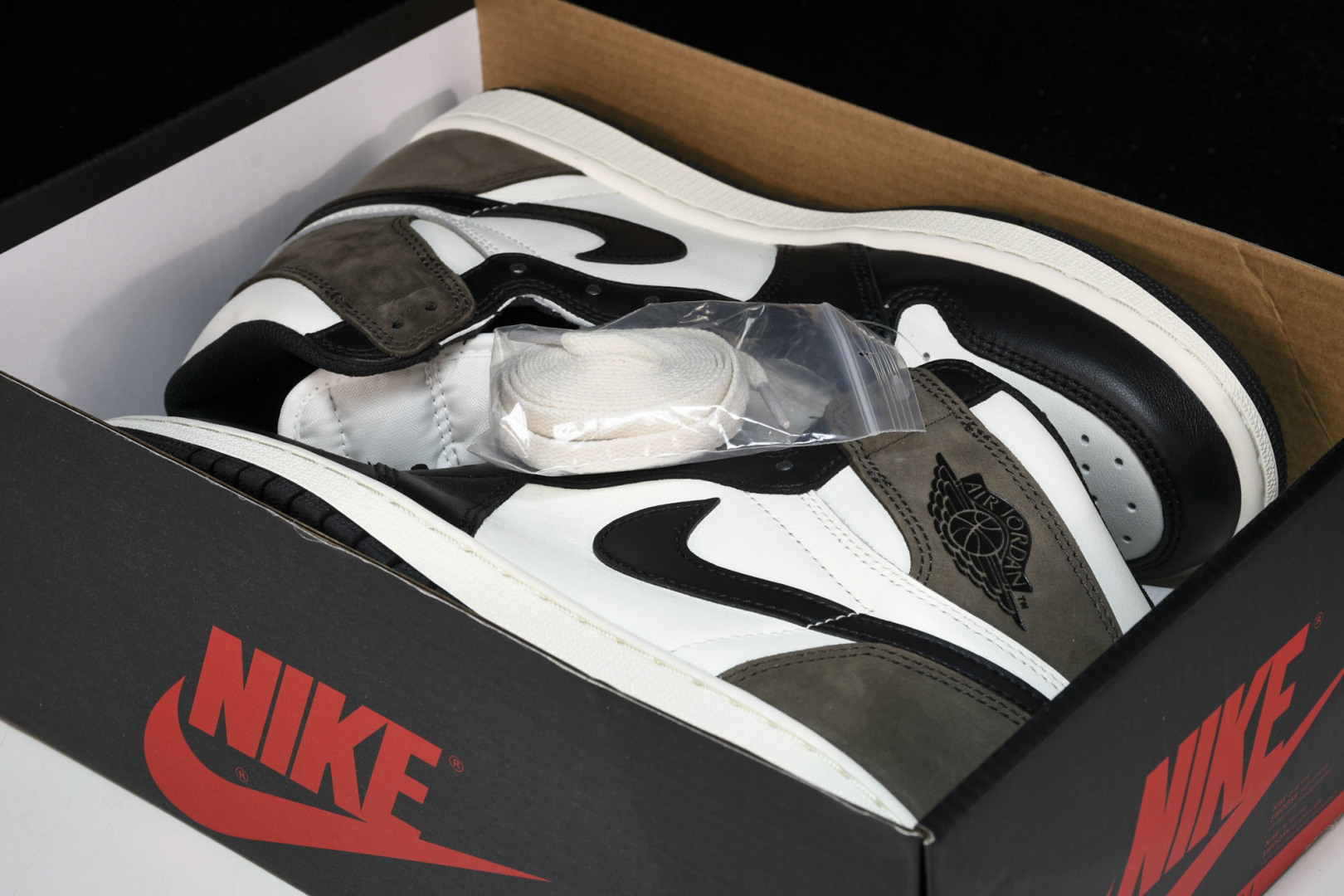 AJ1黑摩卡 尺码36-47.5

纯原出品-Air Jordan 1 Retro High OG‘Da