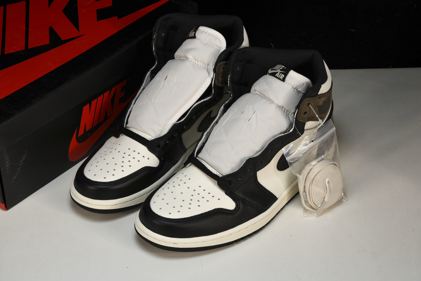 AJ1黑摩卡 尺码36-47.5

纯原出品-Air Jordan 1 Retro High OG‘Da
