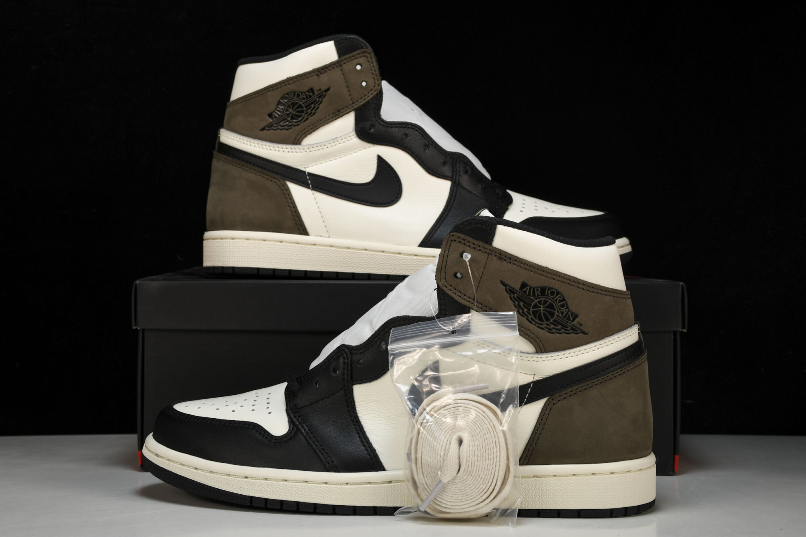 AJ1黑摩卡 尺码36-47.5

纯原出品-Air Jordan 1 Retro High OG‘Da