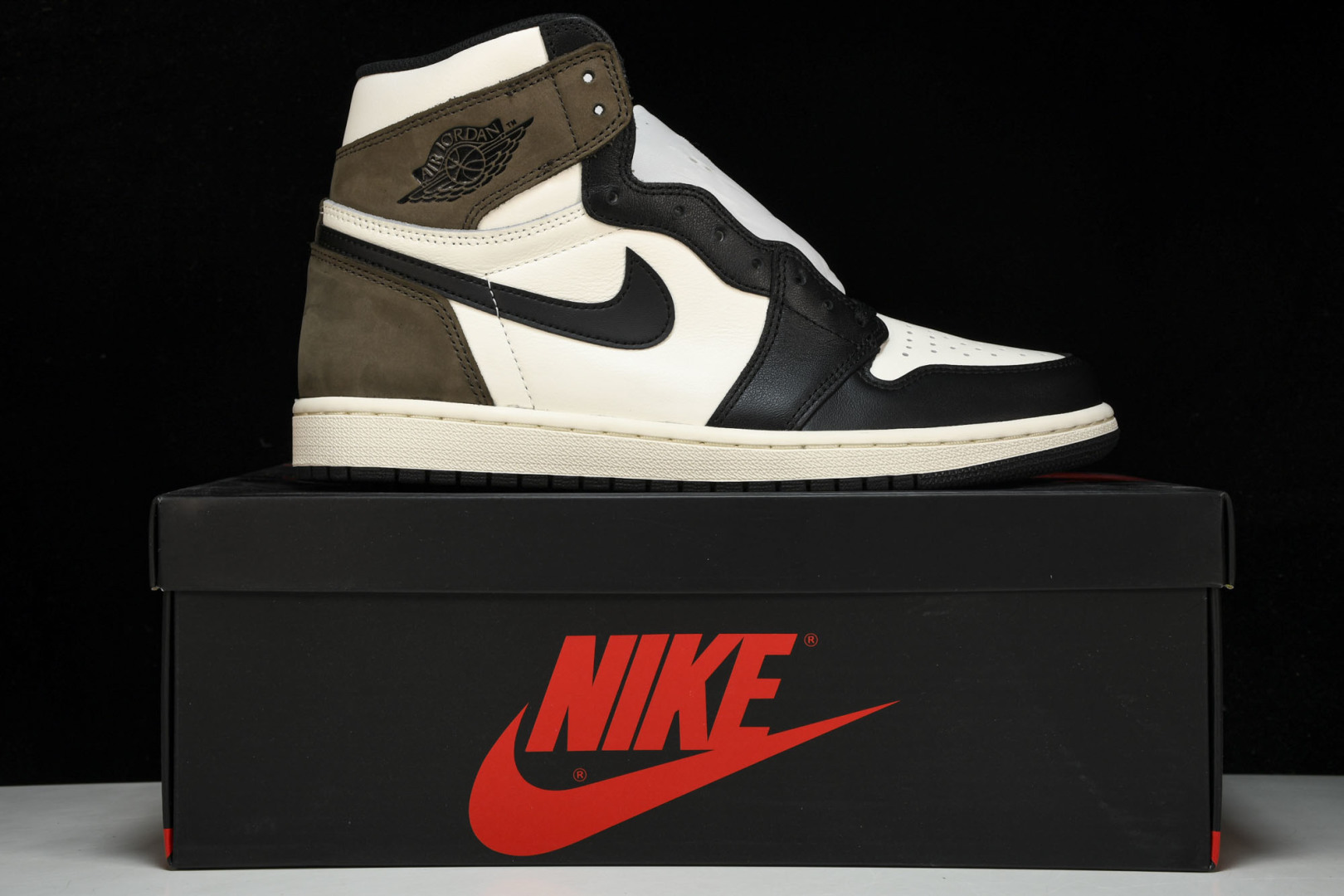 AJ1黑摩卡 尺码36-47.5

纯原出品-Air Jordan 1 Retro High OG‘Da