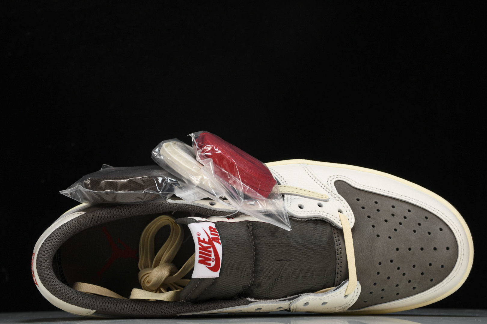 AJ Low 白棕倒钩 尺码36-48.5

纯原版出品-Travis Scott x Air Jord