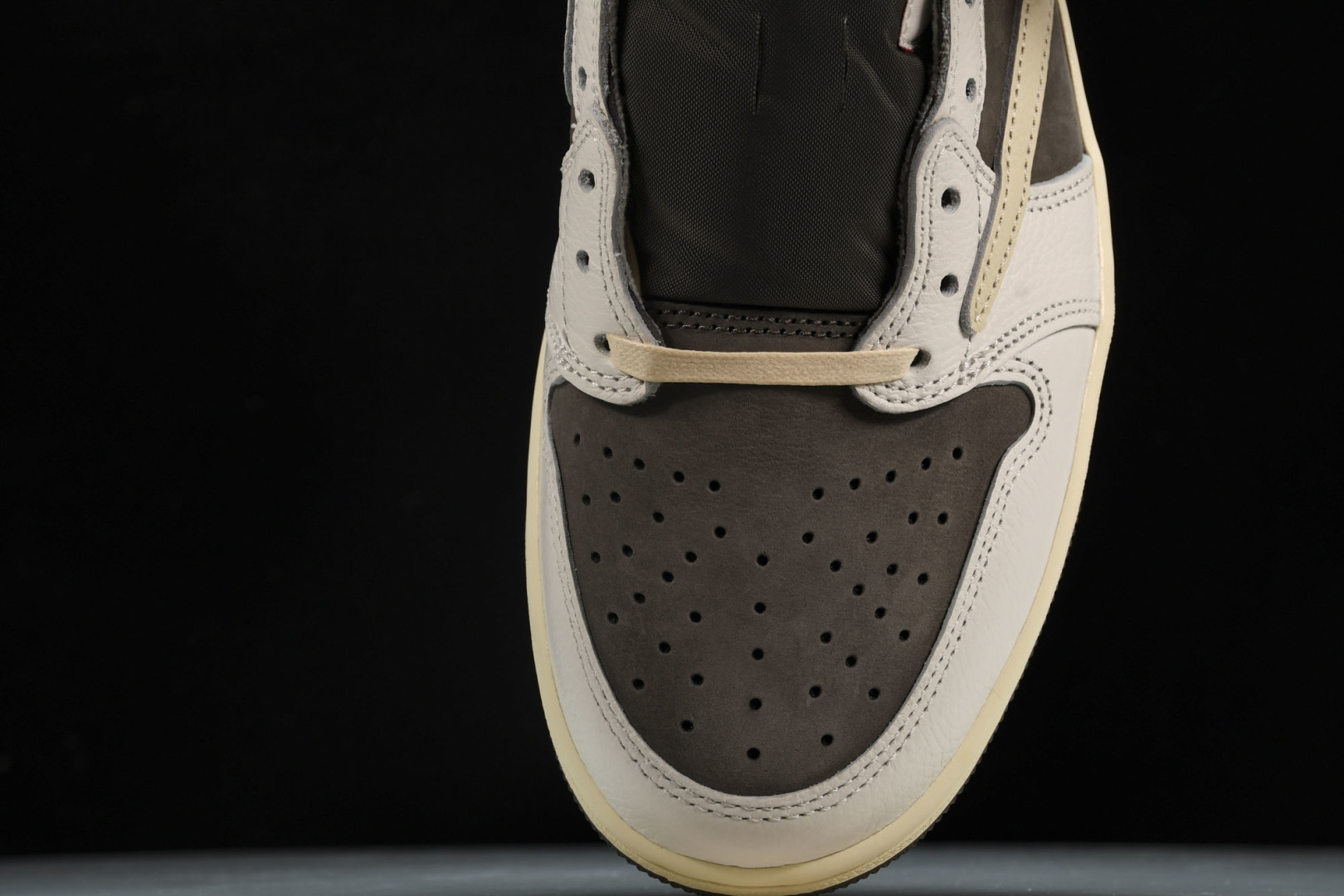 AJ Low 白棕倒钩 尺码36-48.5

纯原版出品-Travis Scott x Air Jord