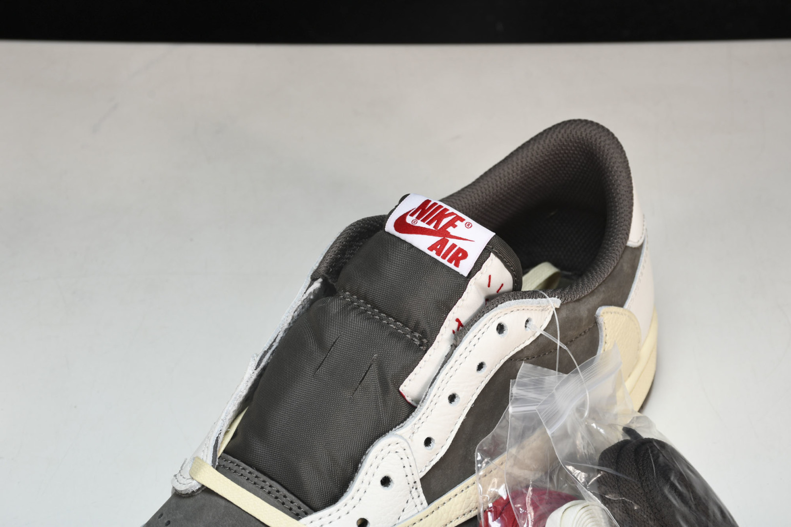 AJ Low 白棕倒钩 尺码36-48.5

纯原版出品-Travis Scott x Air Jord