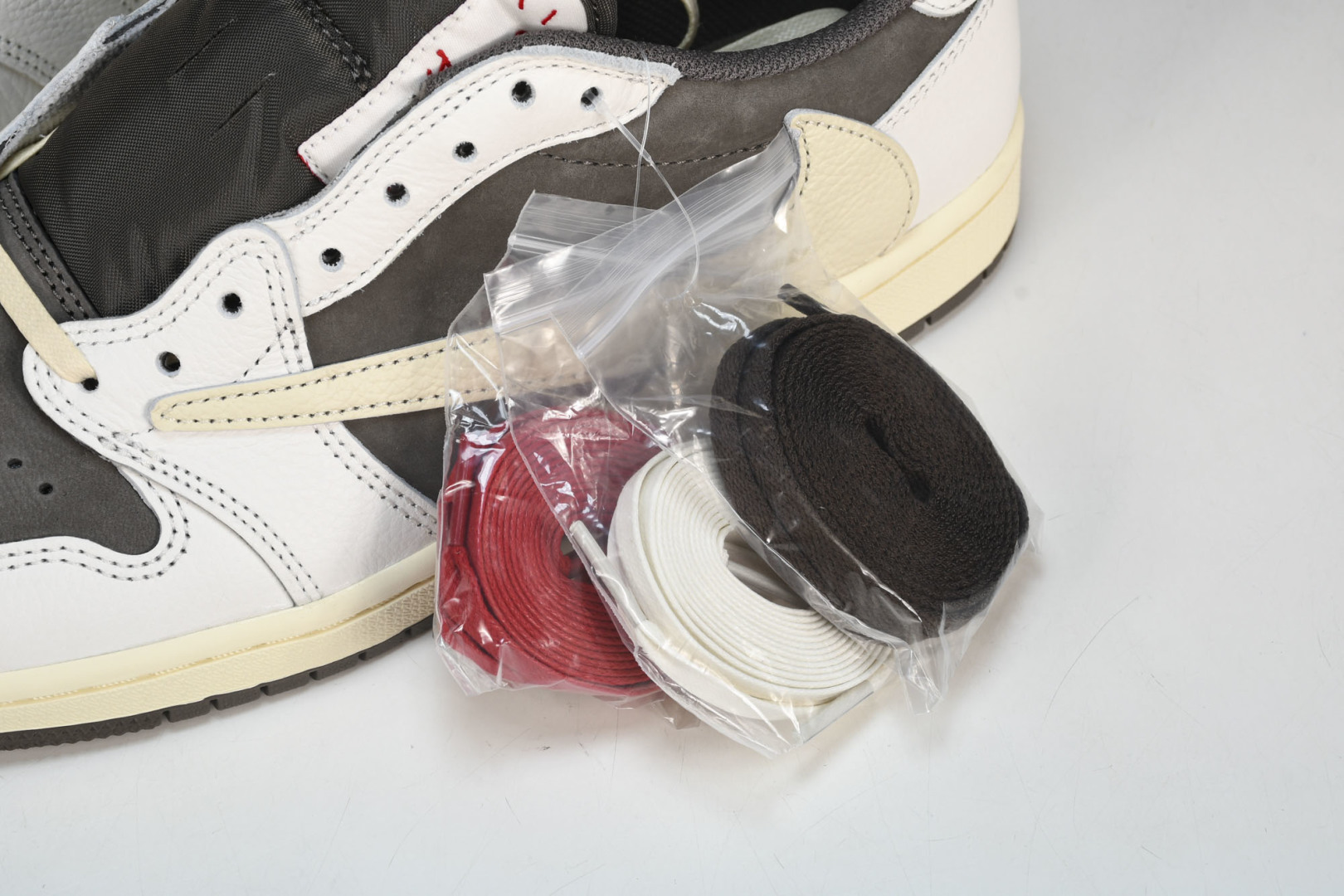 AJ Low 白棕倒钩 尺码36-48.5

纯原版出品-Travis Scott x Air Jord