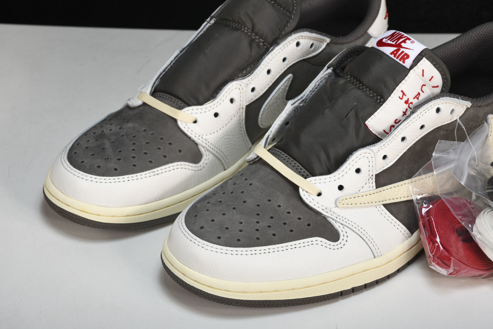 AJ Low 白棕倒钩 尺码36-48.5

纯原版出品-Travis Scott x Air Jord