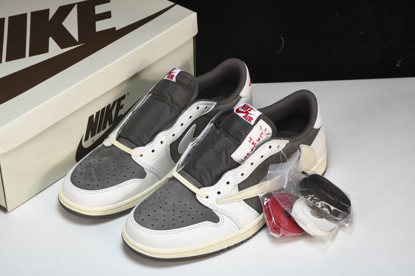 AJ Low 白棕倒钩 尺码36-48.5

纯原版出品-Travis Scott x Air Jord
