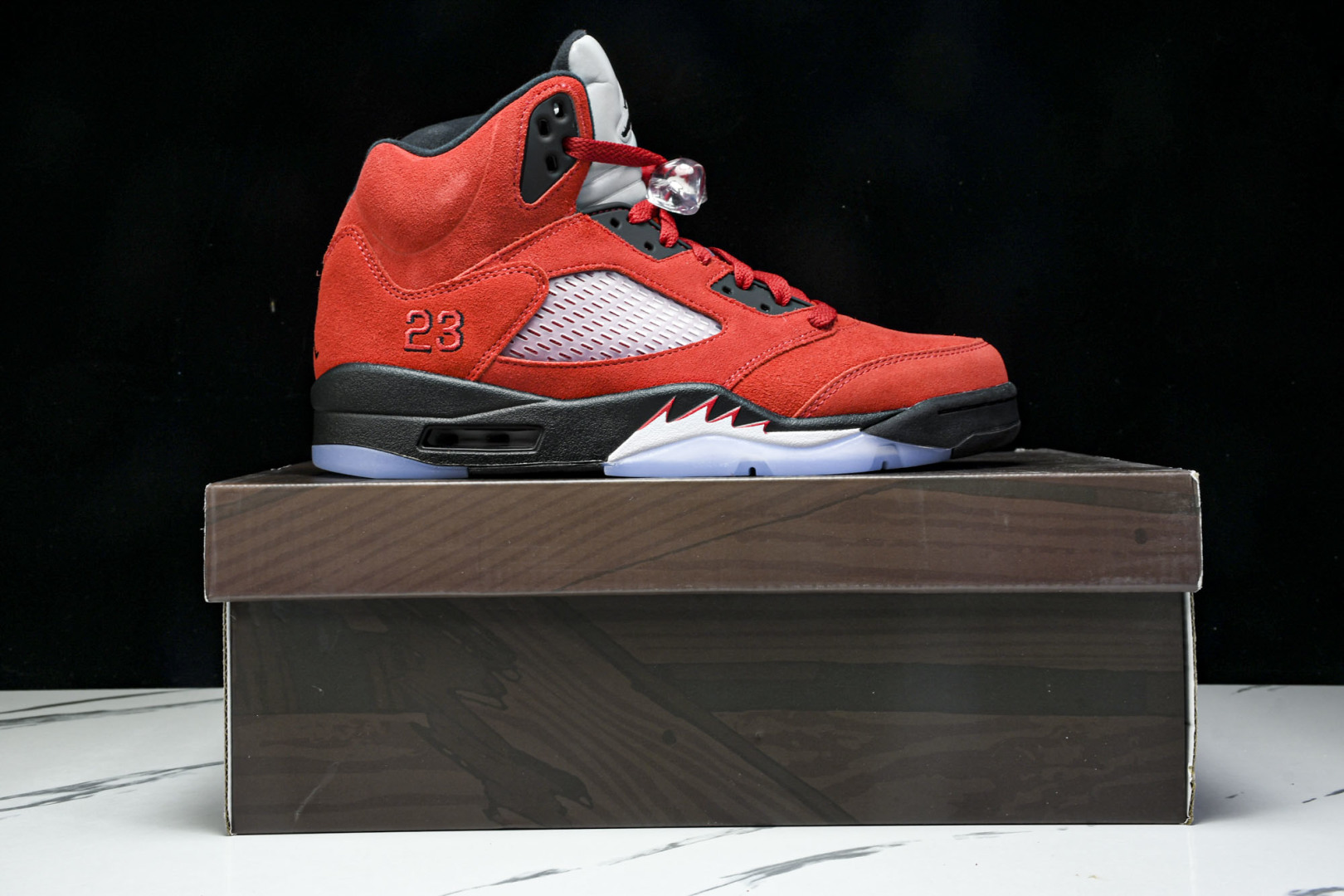 AJ5 尺码40.5-47.5

纯原版出品-Air Jordan 5 Retro Raging Bul