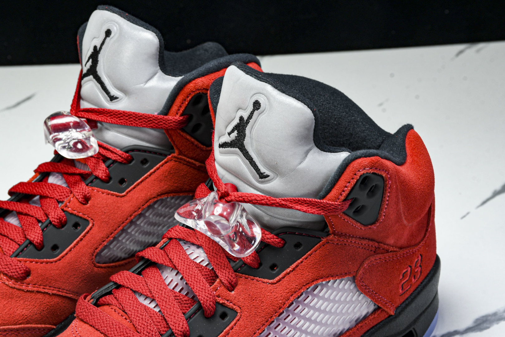 AJ5 尺码40.5-47.5

纯原版出品-Air Jordan 5 Retro Raging Bul