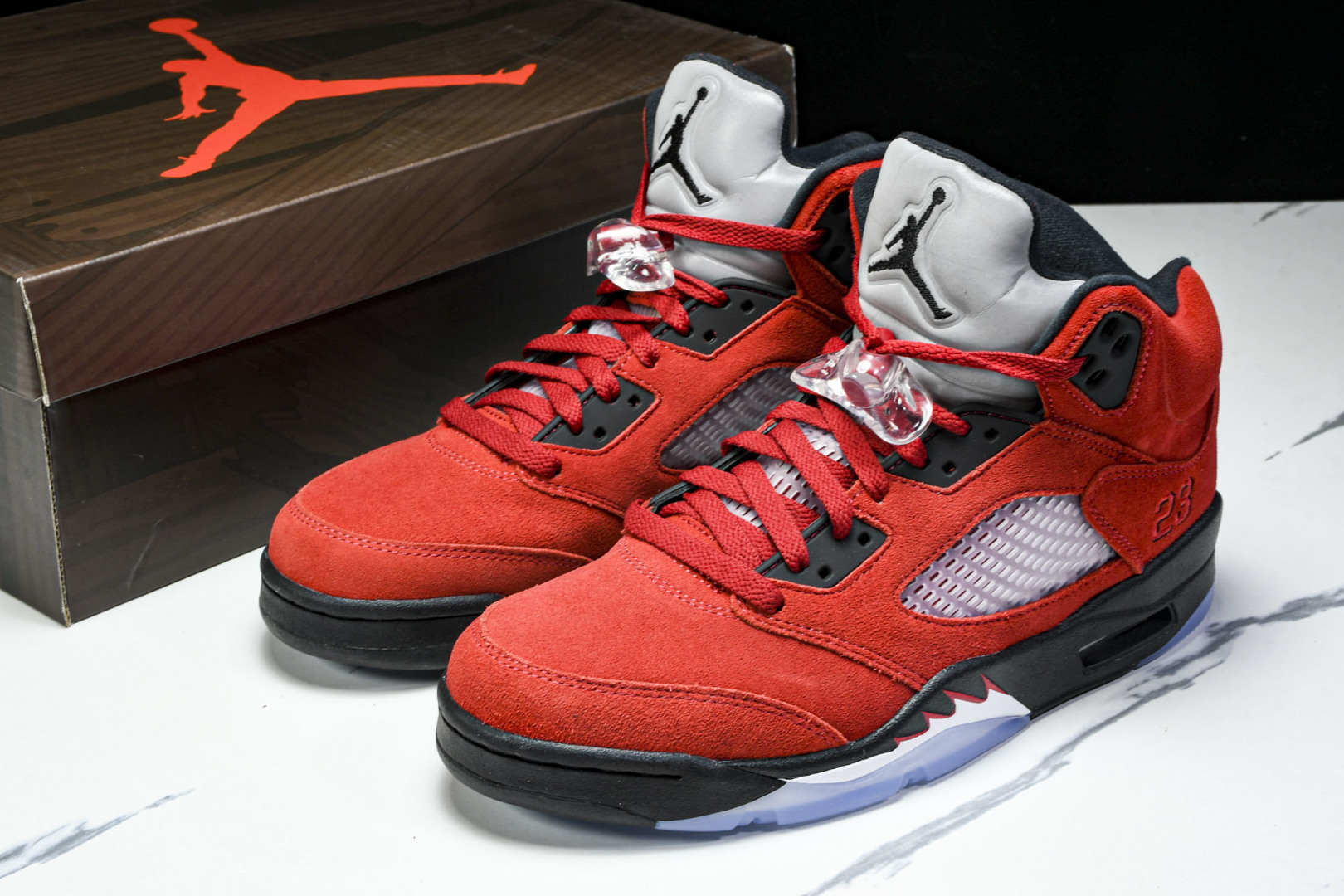 AJ5 尺码40.5-47.5

纯原版出品-Air Jordan 5 Retro Raging Bul