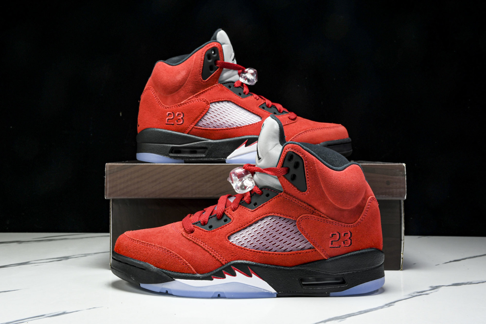AJ5 尺码40.5-47.5

纯原版出品-Air Jordan 5 Retro Raging Bul