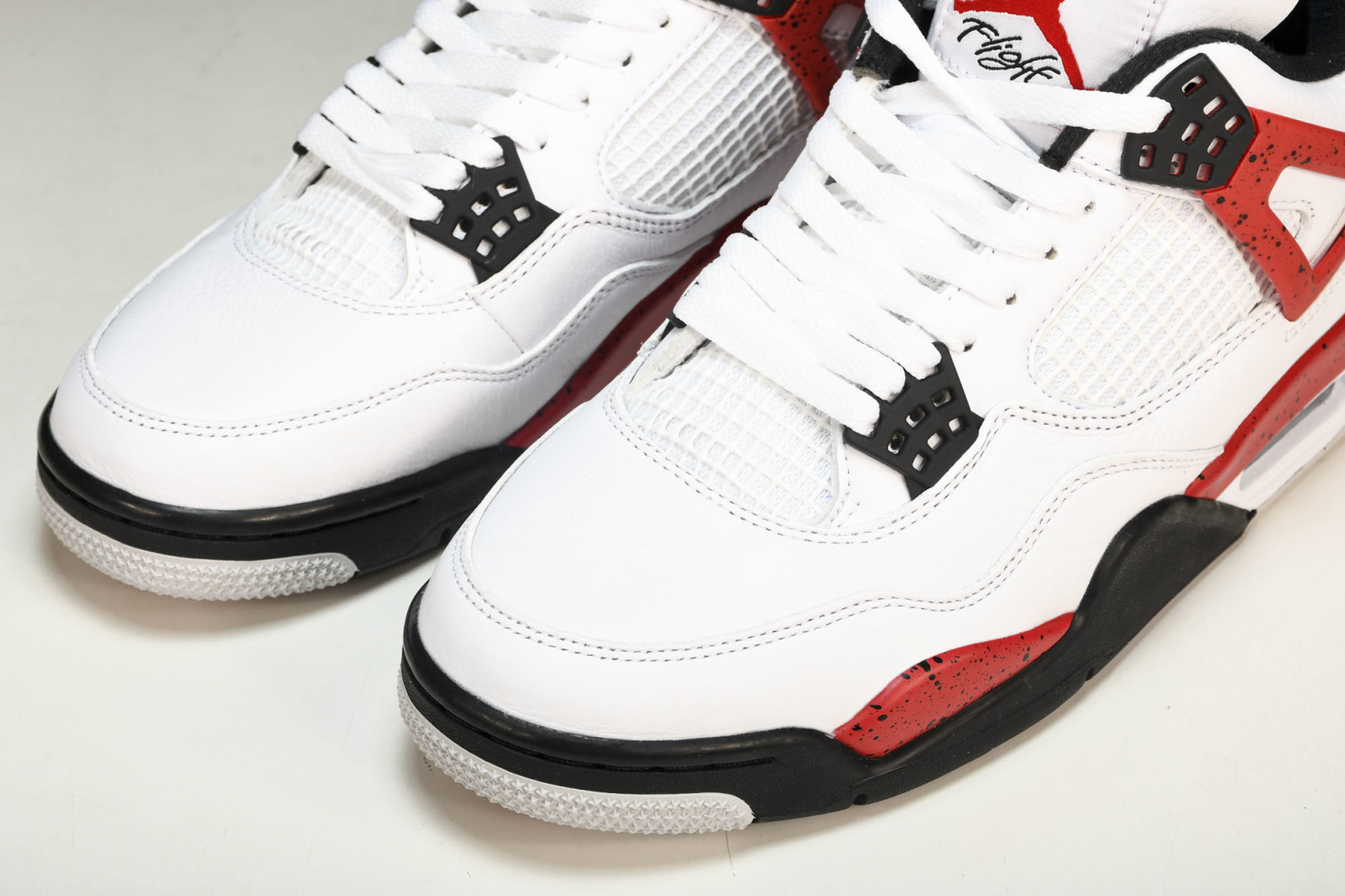 AJ4 尺码36-47.5

纯原版出品-Air Jordan 4 “Red Cement”白红水泥 d