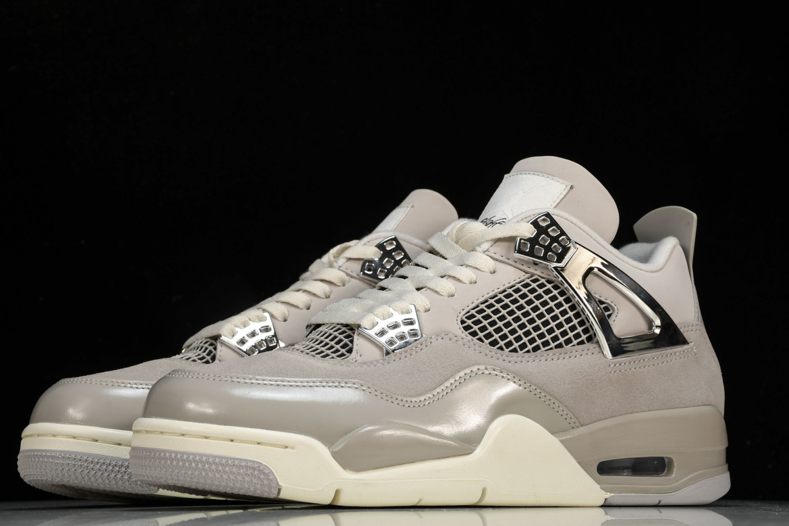 AJ4 尺码40.5-48.5

纯原版出品-Air Jordan 4  WMNS Frozen Mom