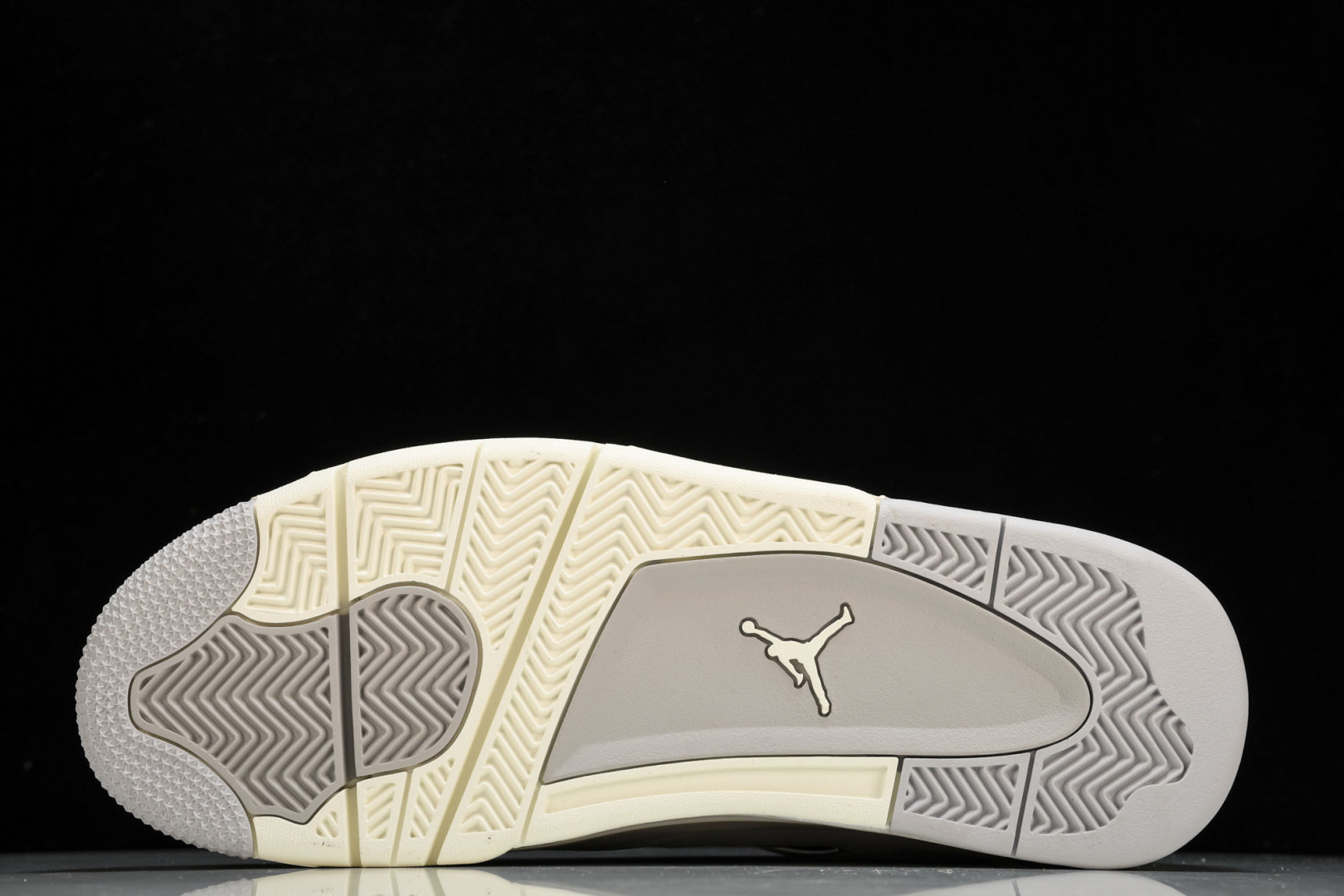 AJ4 尺码40.5-48.5

纯原版出品-Air Jordan 4  WMNS Frozen Mom