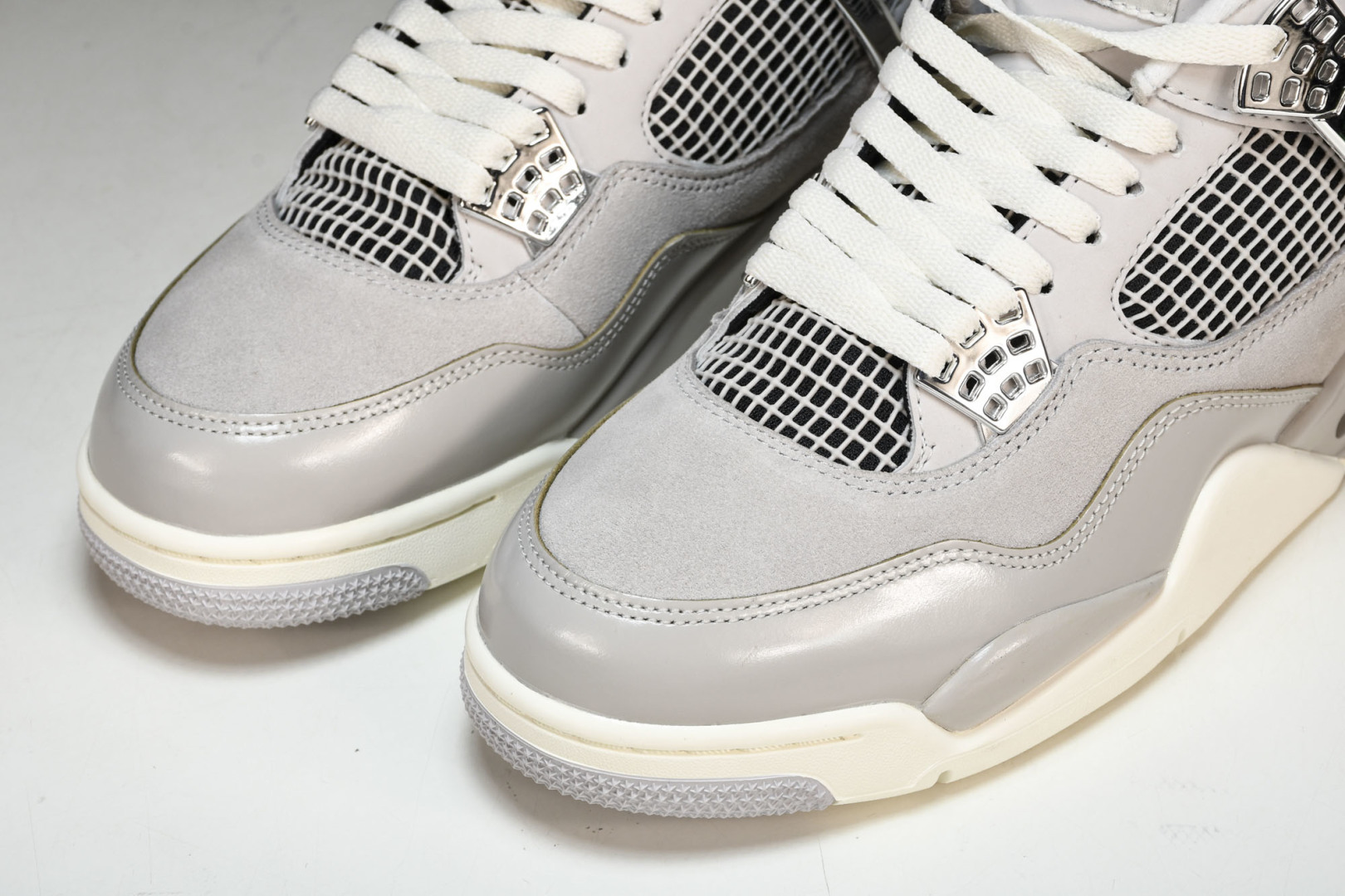 AJ4 尺码40.5-48.5

纯原版出品-Air Jordan 4  WMNS Frozen Mom