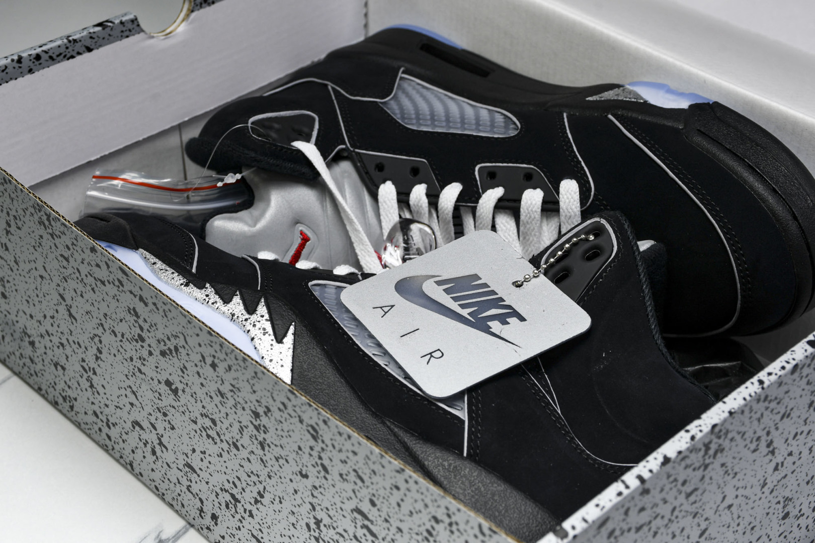 AJ5黑银 尺码40-47.5

纯原出品-Air Jordan 5 OG 2025 Metallic 
