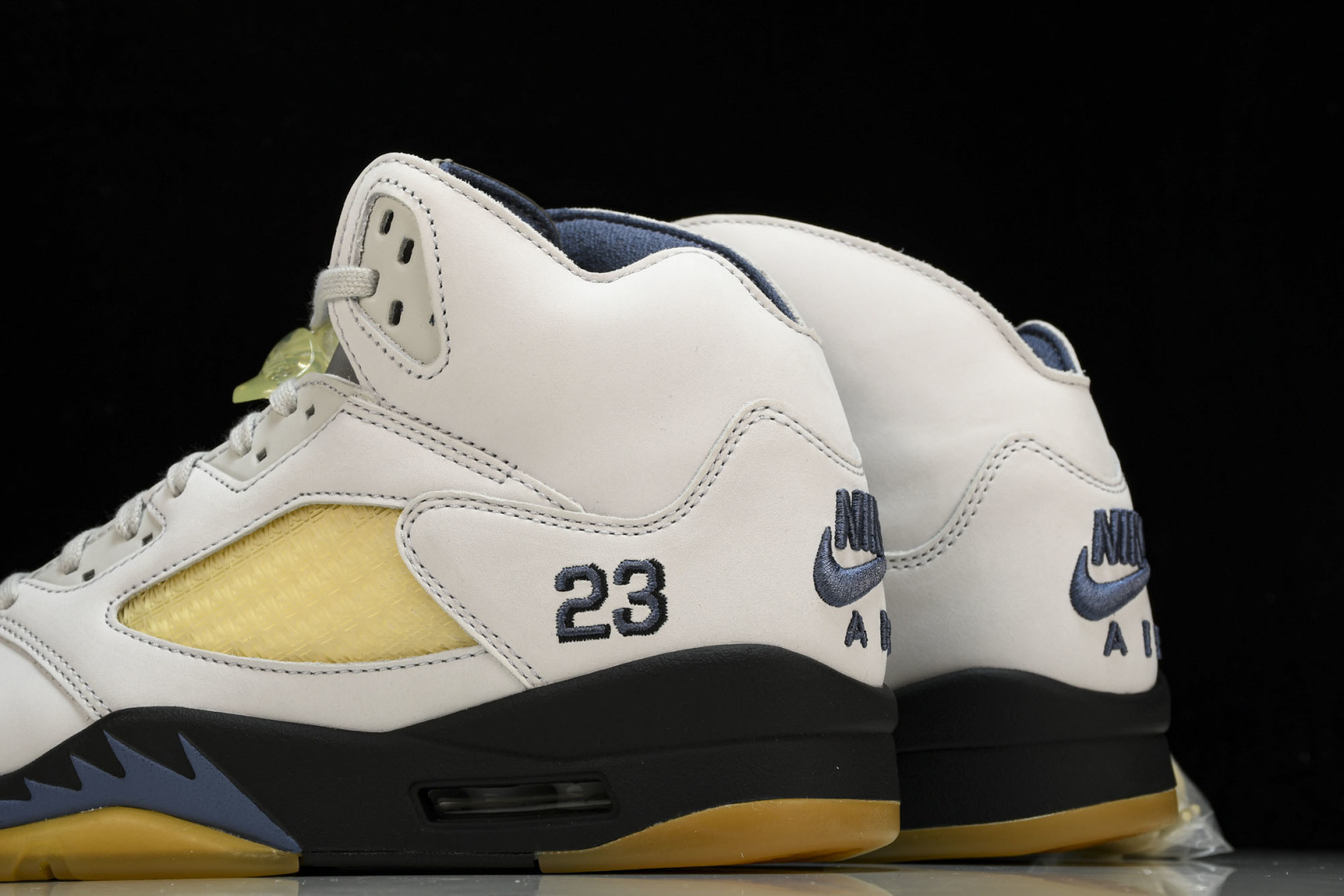 AJ5白黄 尺码40-47.5

纯原版出品-WMNS A Ma Maniére x  Air Jord
