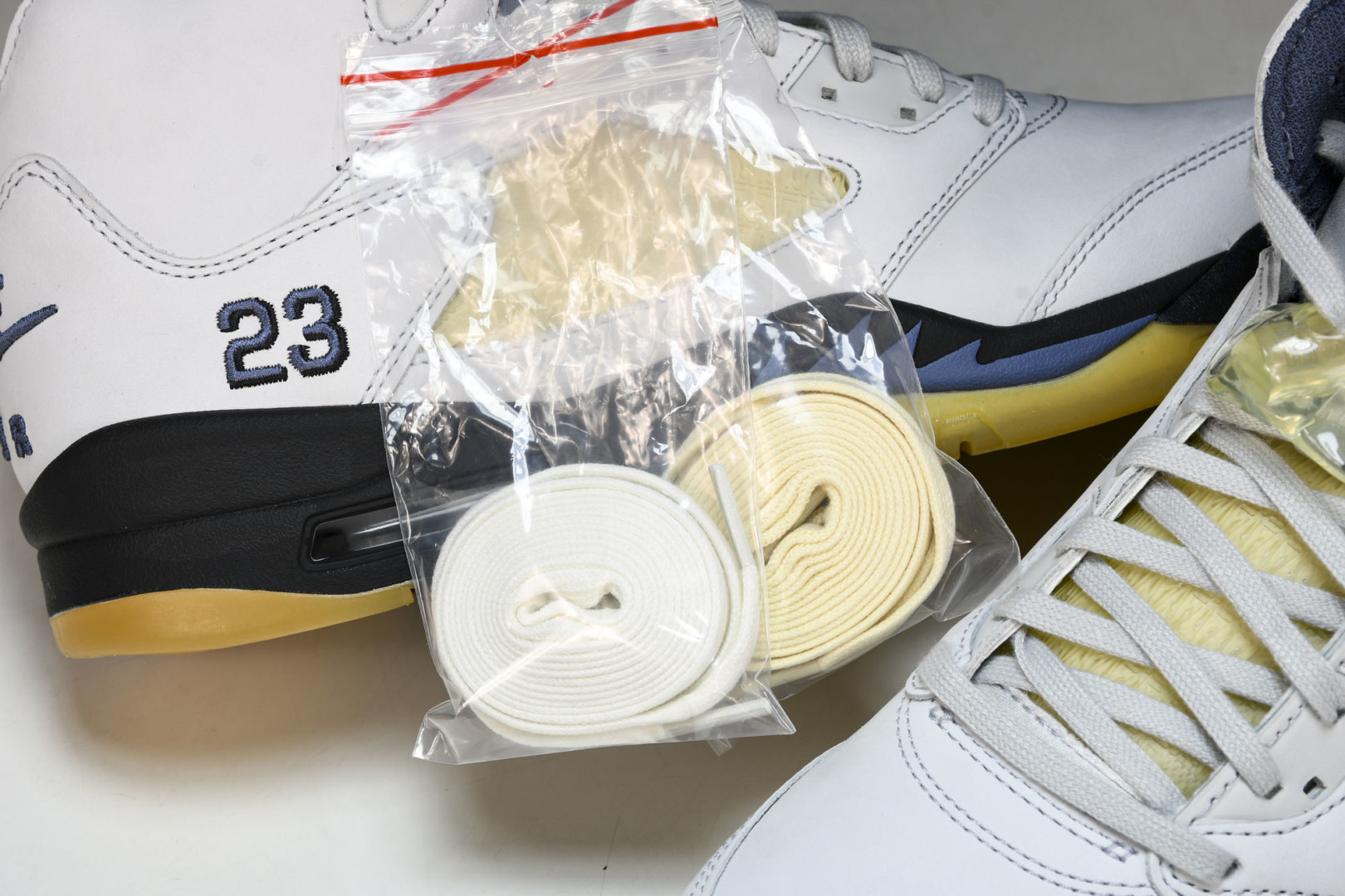 AJ5白黄 尺码40-47.5

纯原版出品-WMNS A Ma Maniére x  Air Jord