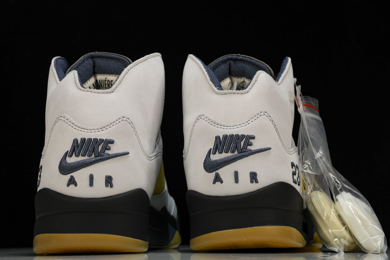 AJ5白黄 尺码40-47.5

纯原版出品-WMNS A Ma Maniére x  Air Jord