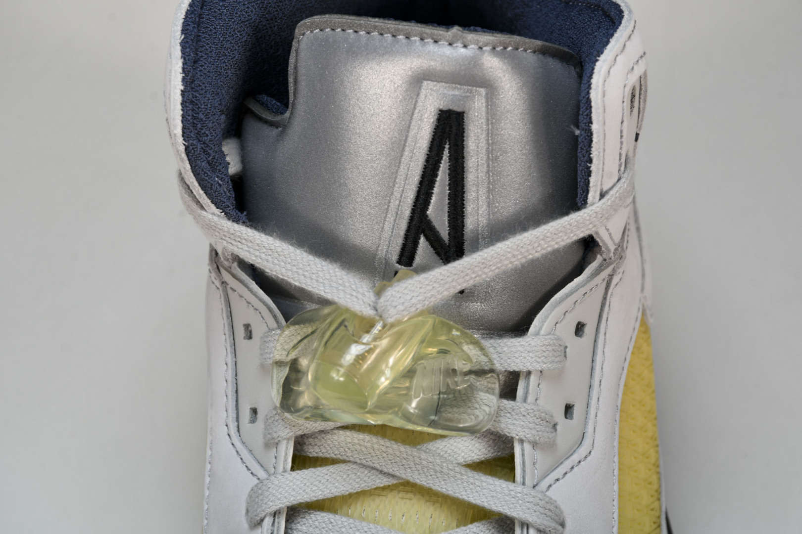 AJ5白黄 尺码40-47.5

纯原版出品-WMNS A Ma Maniére x  Air Jord