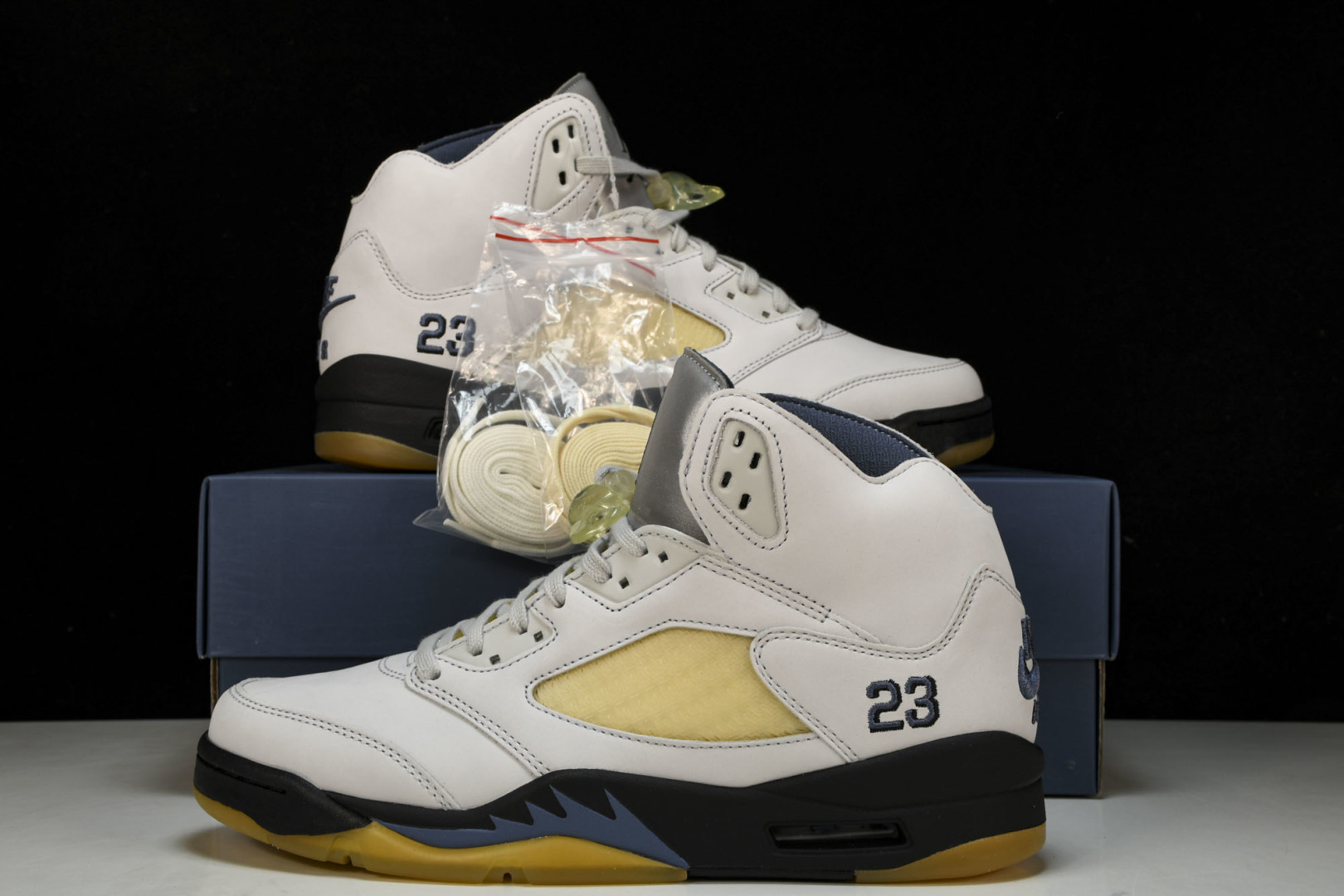 AJ5白黄 尺码40-47.5

纯原版出品-WMNS A Ma Maniére x  Air Jord