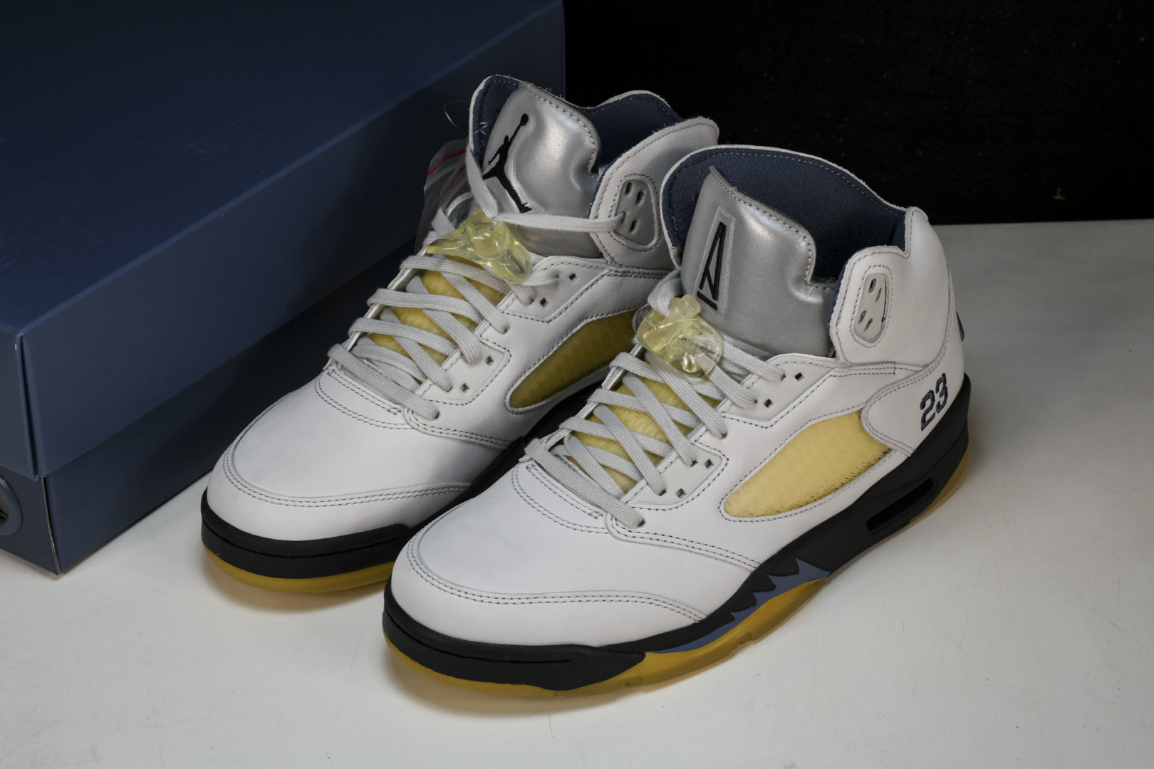 AJ5白黄 尺码40-47.5

纯原版出品-WMNS A Ma Maniére x  Air Jord