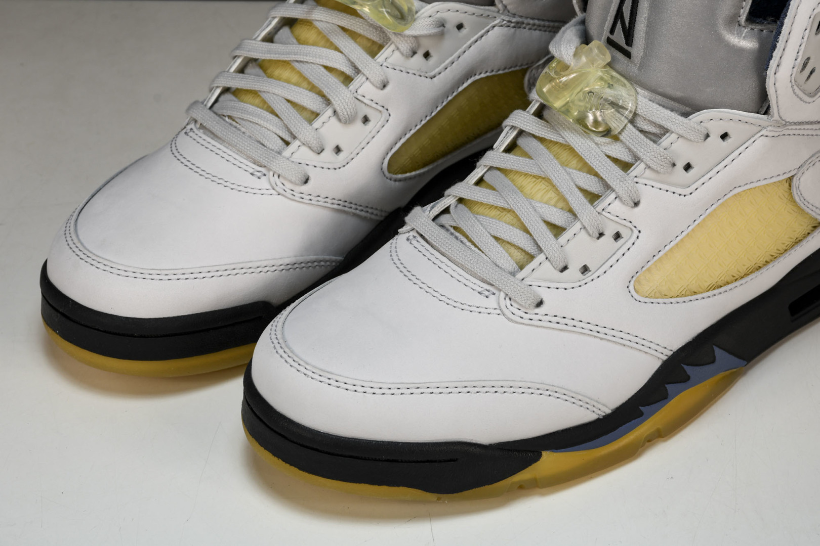 AJ5白黄 尺码40-47.5

纯原版出品-WMNS A Ma Maniére x  Air Jord