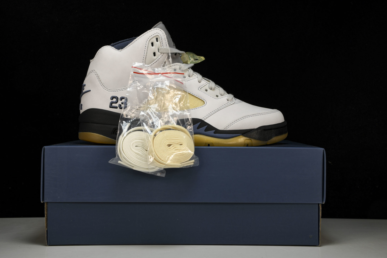 AJ5白黄 尺码40-47.5

纯原版出品-WMNS A Ma Maniére x  Air Jord