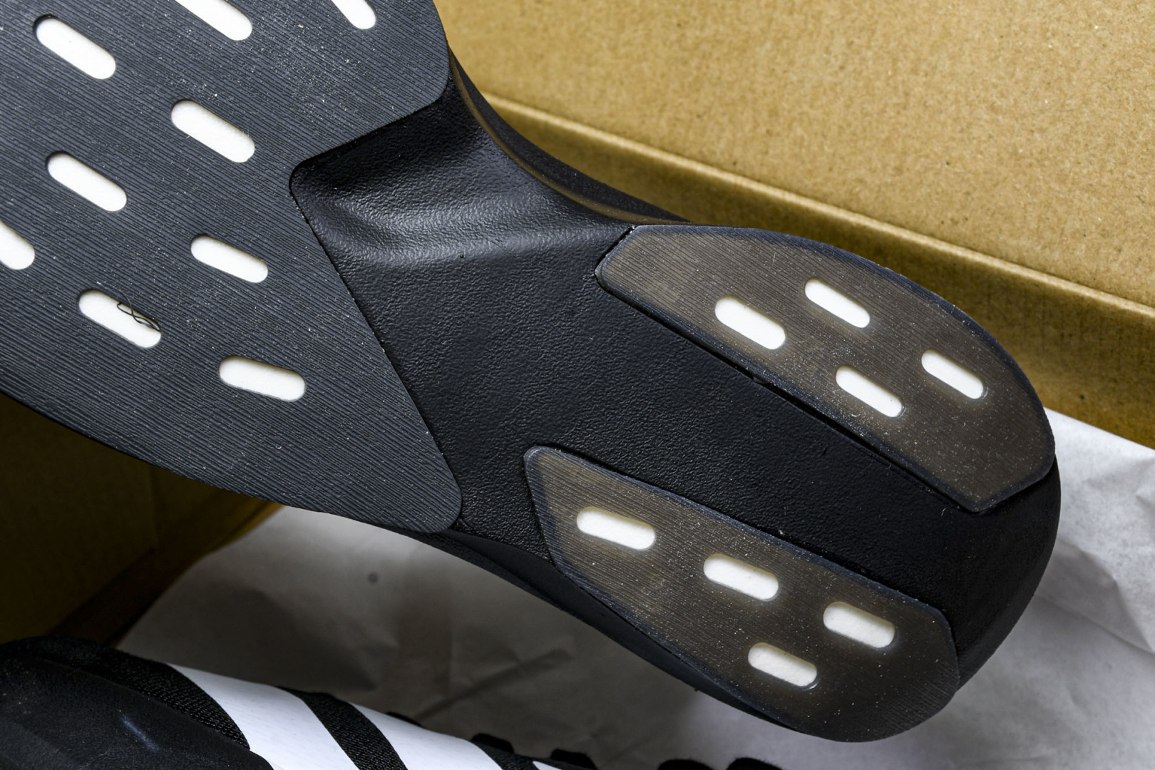 Adizero 尺码36-46

纯原版出品-Adizero EVO SL Black White 黑白