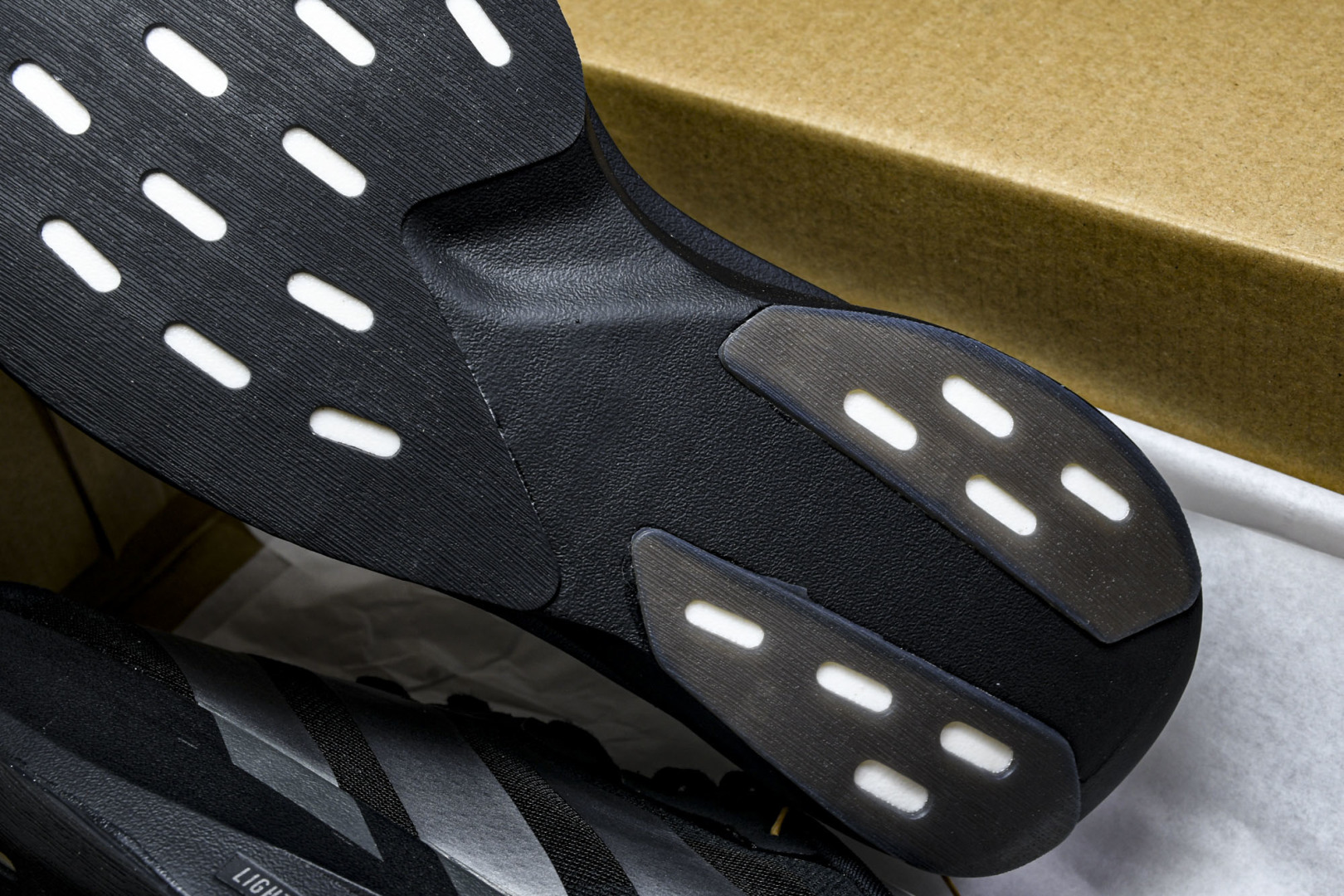Adizero 尺码36-46

纯原版出品-Adizero EVO SL Grey Black 灰黑 