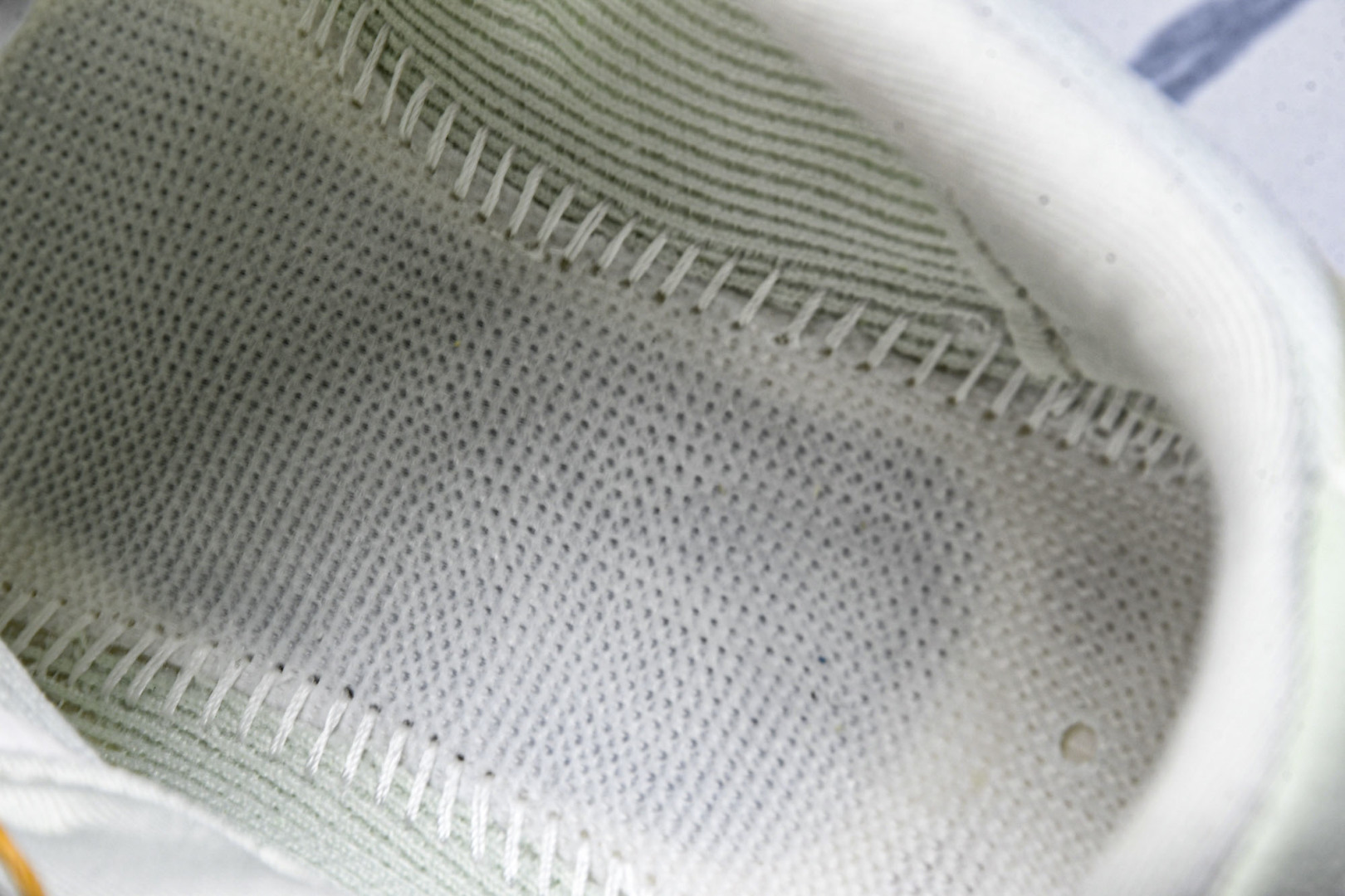 Adizero 尺码36-46

纯原版出品-Adizero Evo SL  阿迪超轻透气缓震跑鞋 JR