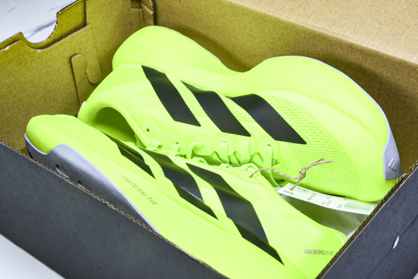 Adizero 尺码36-46

纯原版出品-Adizero Evo SL  阿迪超轻透气缓震跑鞋 JP