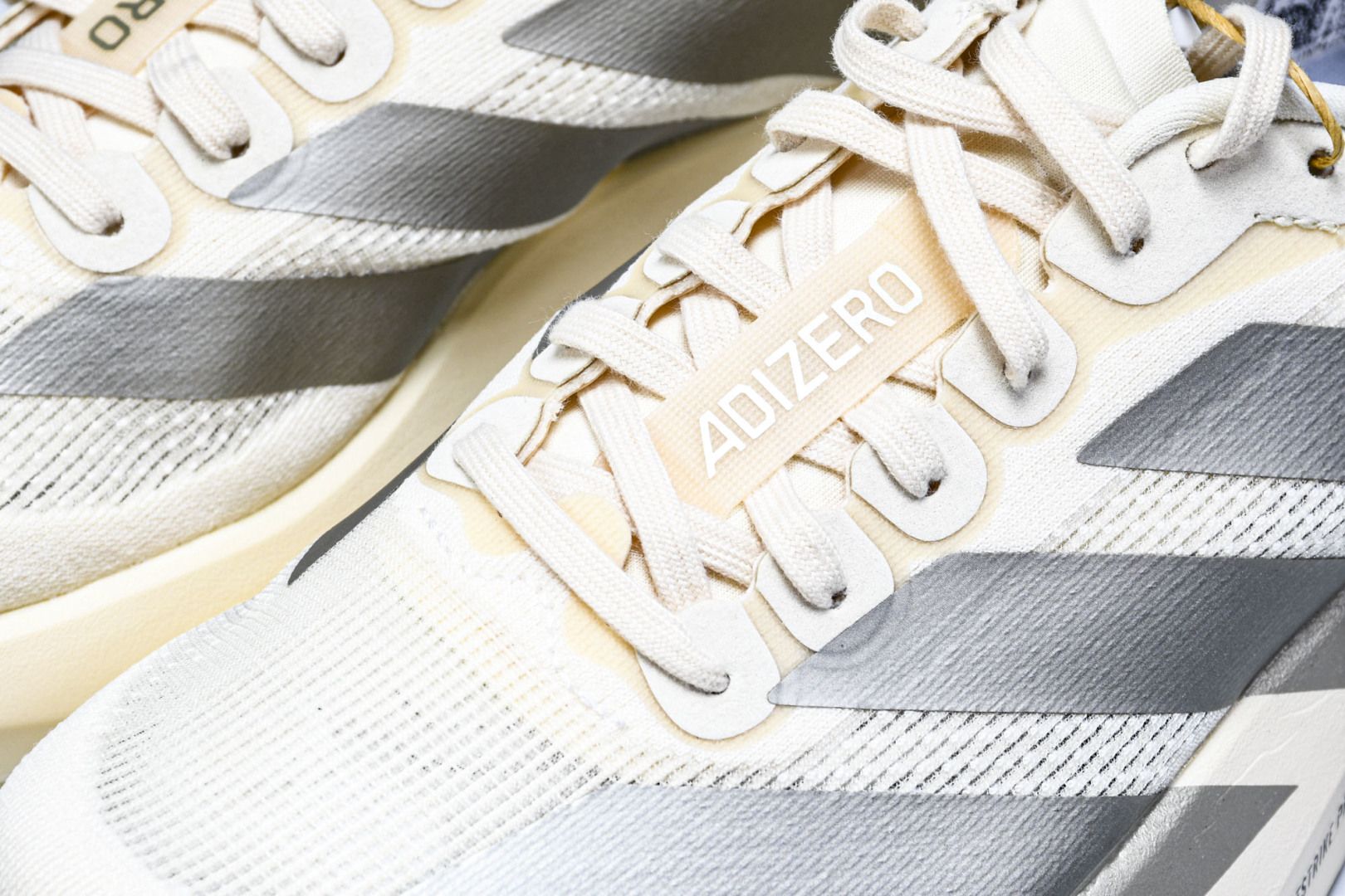 Adizero 尺码36-46

纯原版出品-Adizero Evo SL  阿迪超轻透气缓震跑鞋 JR