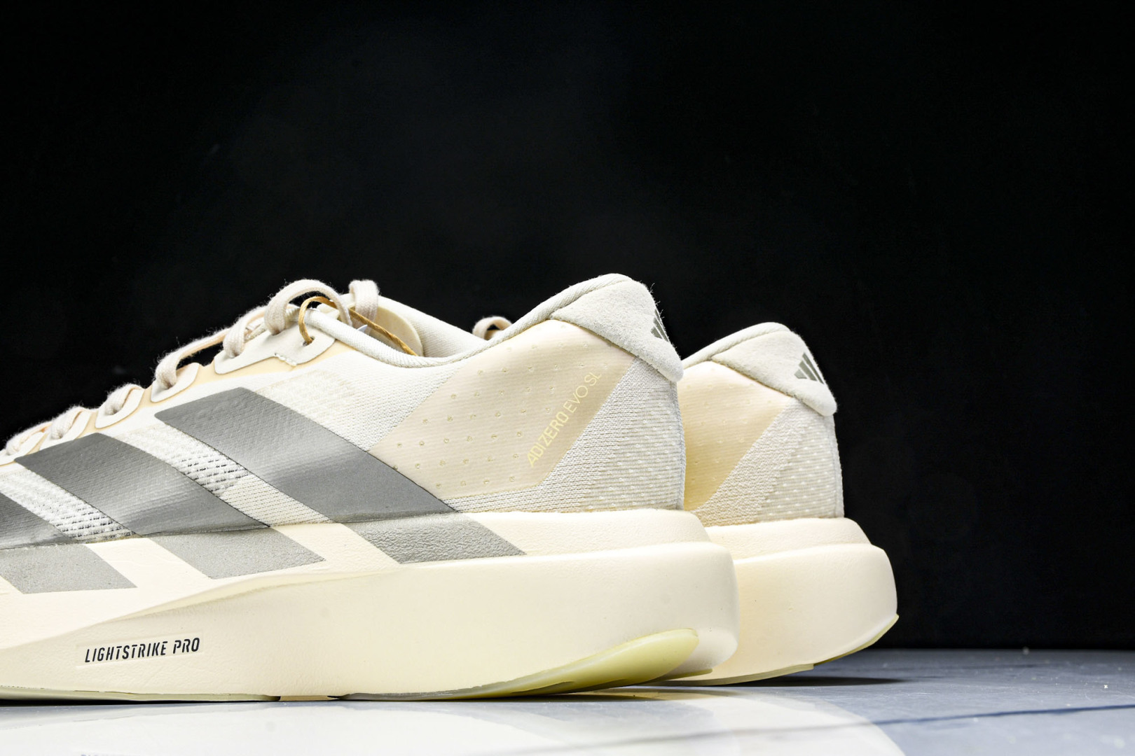 Adizero 尺码36-46

纯原版出品-Adizero Evo SL  阿迪超轻透气缓震跑鞋 JR