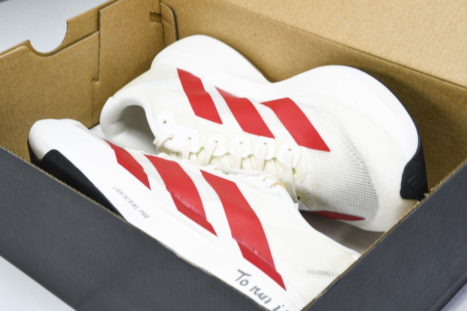 Adizero 尺码36-46

纯原版出品-Adizero Evo SL  阿迪超轻透气缓震跑鞋 JS