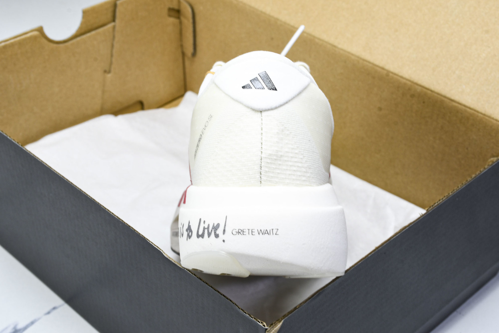 Adizero 尺码36-46

纯原版出品-Adizero Evo SL  阿迪超轻透气缓震跑鞋 JS