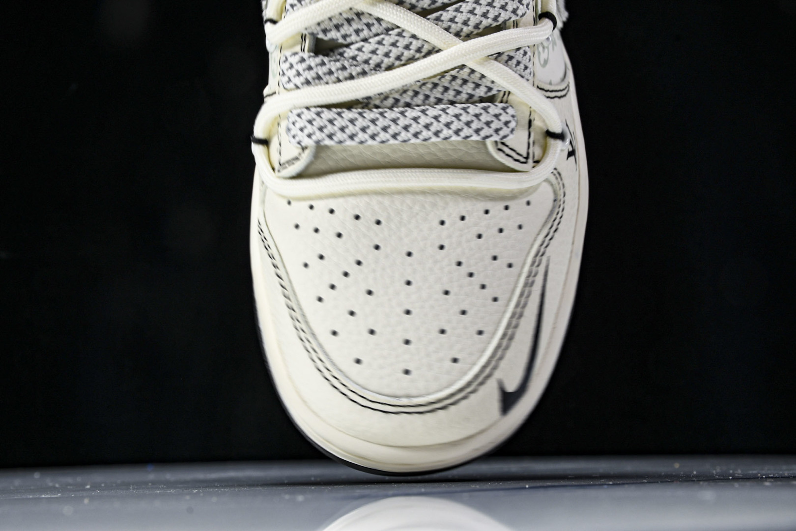 Dunk 尺码36-45

纯原版出品-SB Dunk Low LV联名 灰布勾抽绳 周年高端定制 低帮