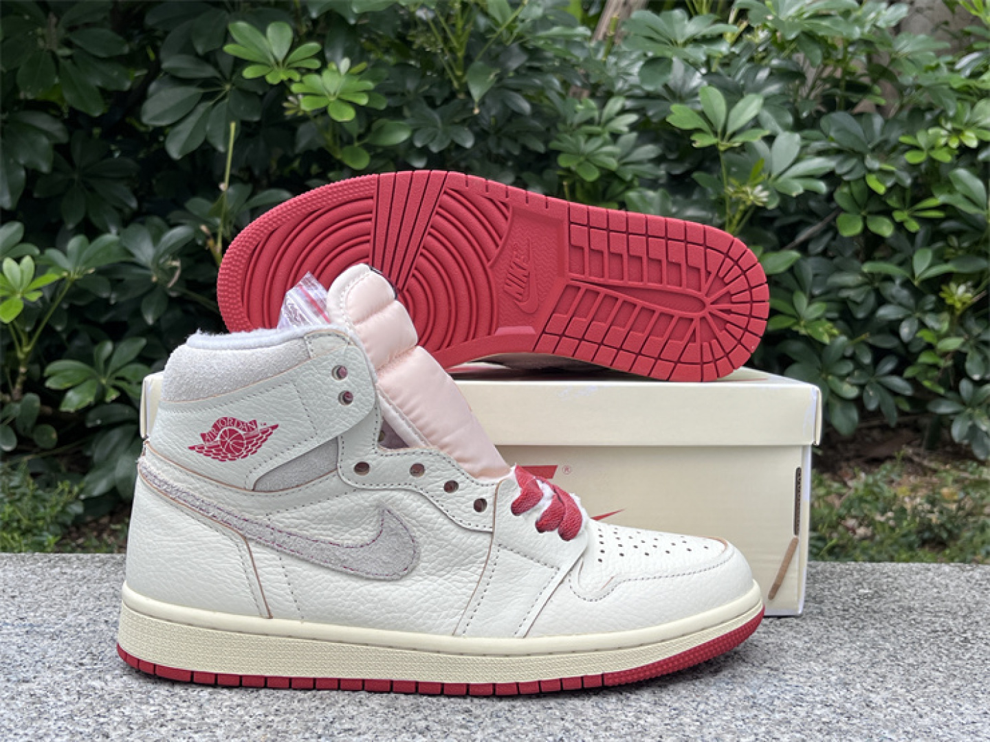 A版/头层 
Jordan Air Jordan 1 High OG WMNS Sail/Cinnaba