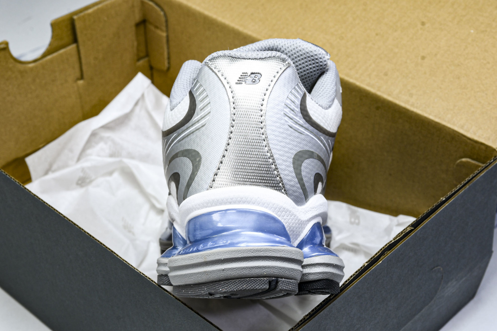 NB 尺码36-46.5

纯原版出品-New Balance 2000系列复古老爹风休闲运动慢跑鞋 U