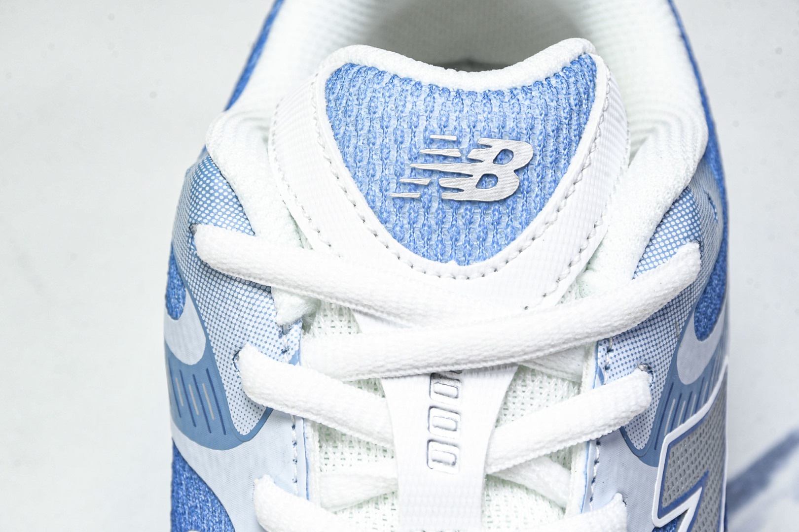 NB 尺码36-46.5

纯原版出品-New Balance 2000系列复古老爹风休闲运动慢跑鞋 U