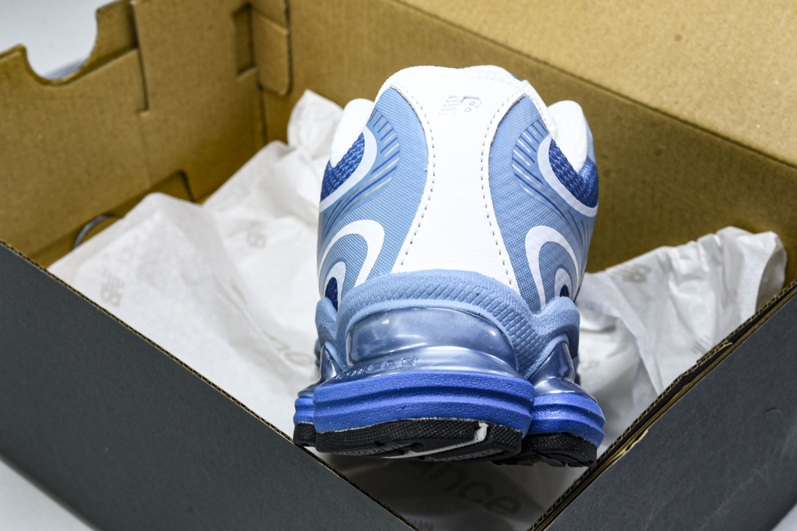 NB 尺码36-46.5

纯原版出品-New Balance 2000系列复古老爹风休闲运动慢跑鞋 U