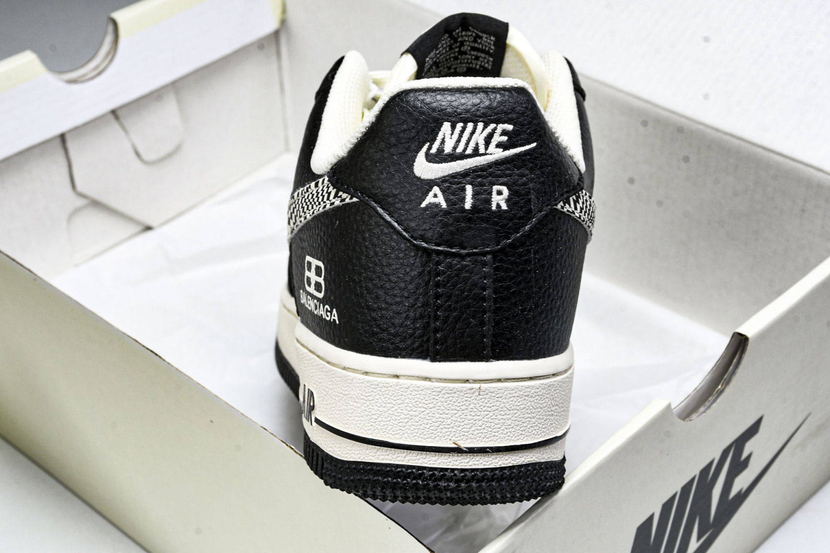 AF1 尺码36-45

纯原版出品-Air Force 1'07 Low 巴黎世家联名 米黑创意勾 空