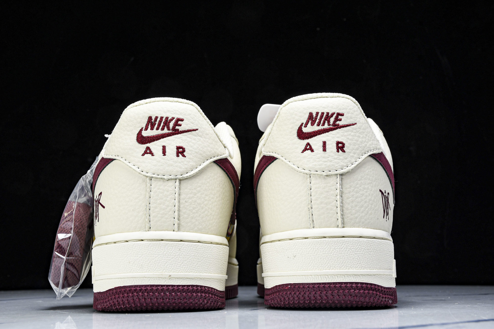 AF1 尺码36-45

纯原版出品-Air Force 1'07 Low 迪奥联名 涂鸦米酒红勾 空军